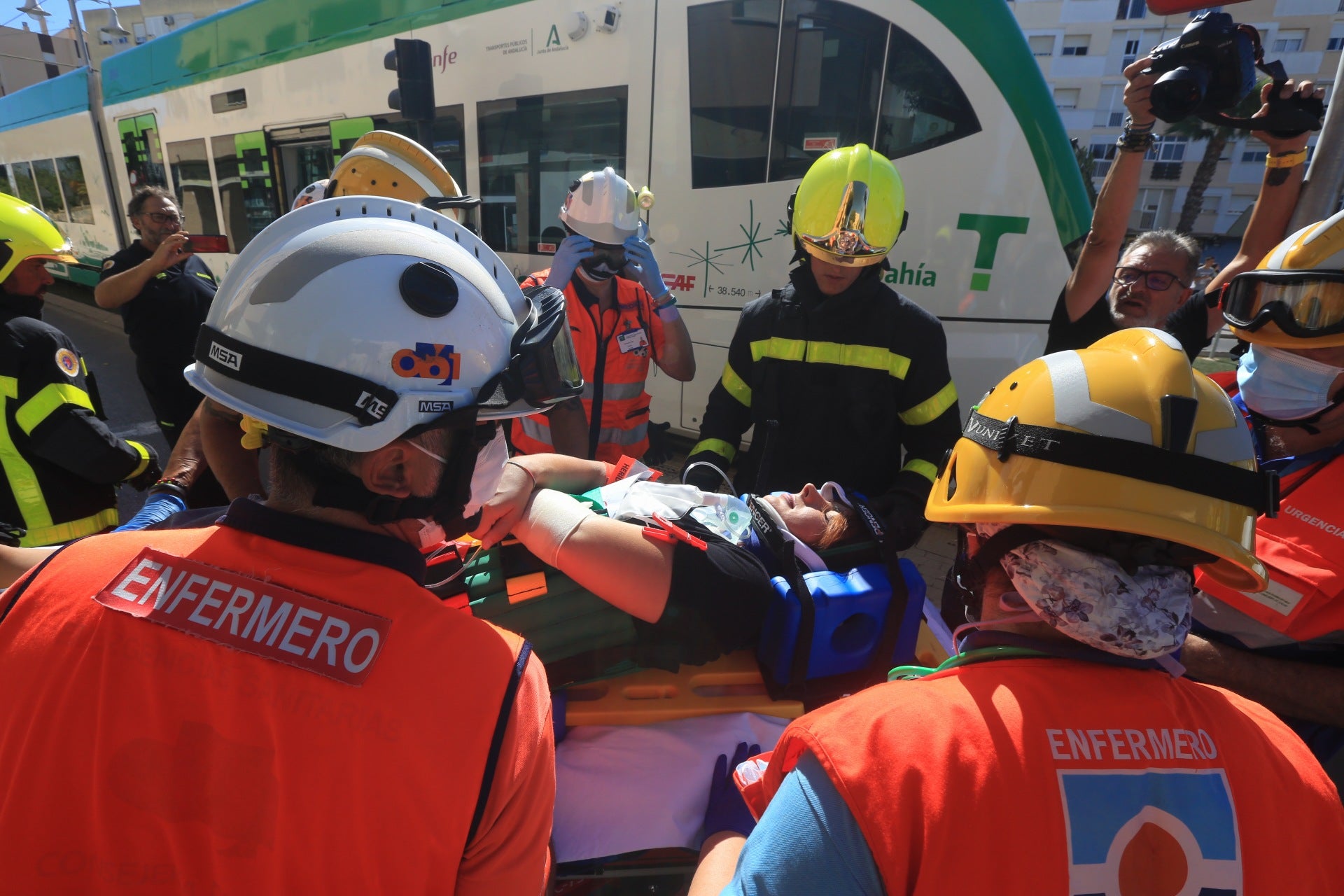 En imágenes: Simulacro de emergencia en el tranvía de la Bahía
