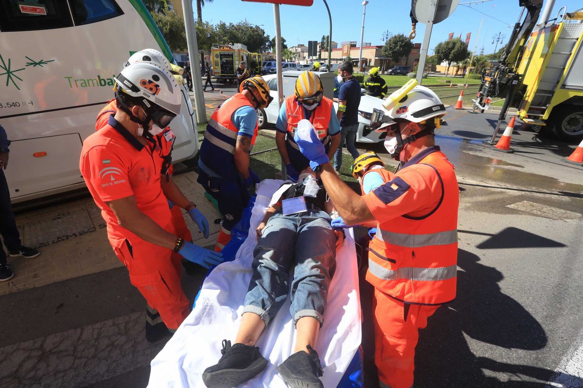 En imágenes: Simulacro de emergencia en el tranvía de la Bahía