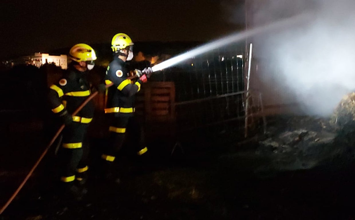 Bomberos actuando en Bornos.