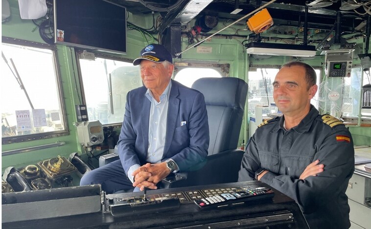 Josep Borrell visita la fragata 'Numancia', desplegada en la operación 'Atalanta'