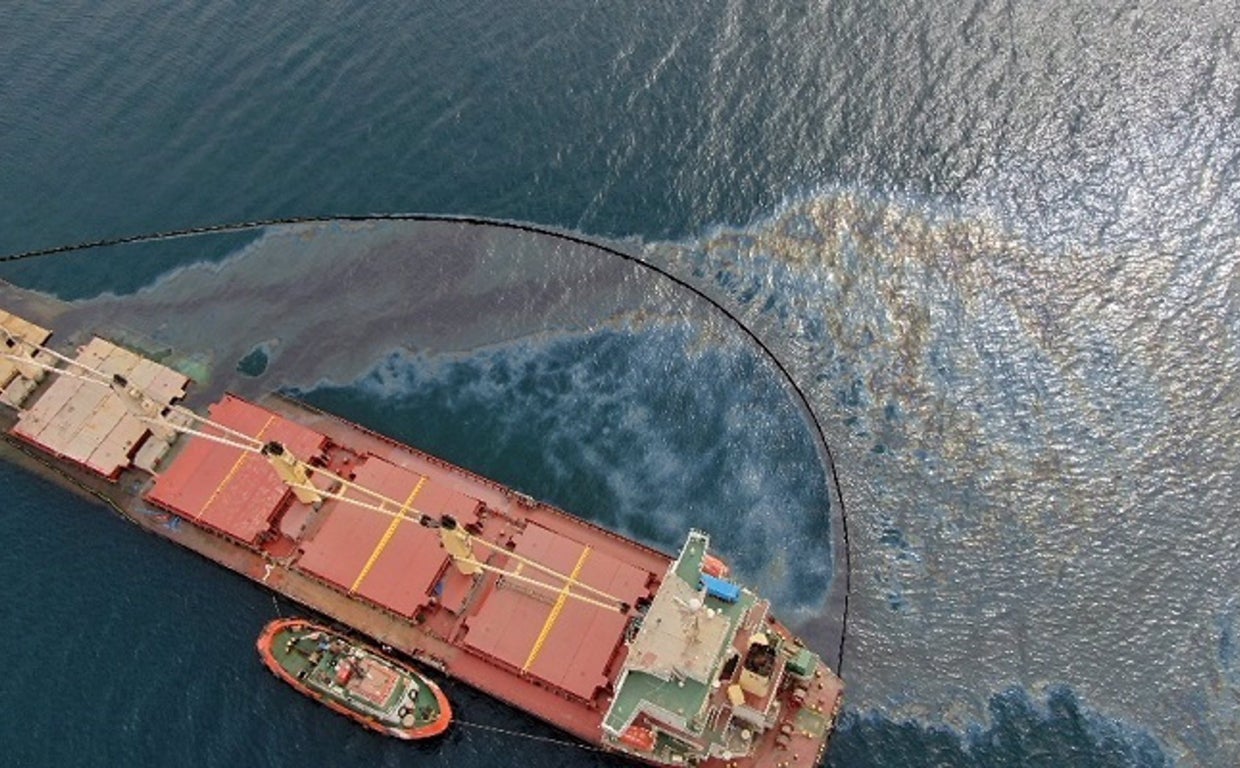 El buque OS35 rodeado de una mancha de fueloil tras su fuga.