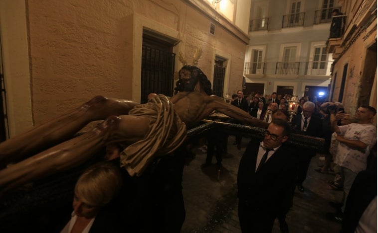 El traslado del Cristo de las Aguas anticipa un gran ambiente de fervor