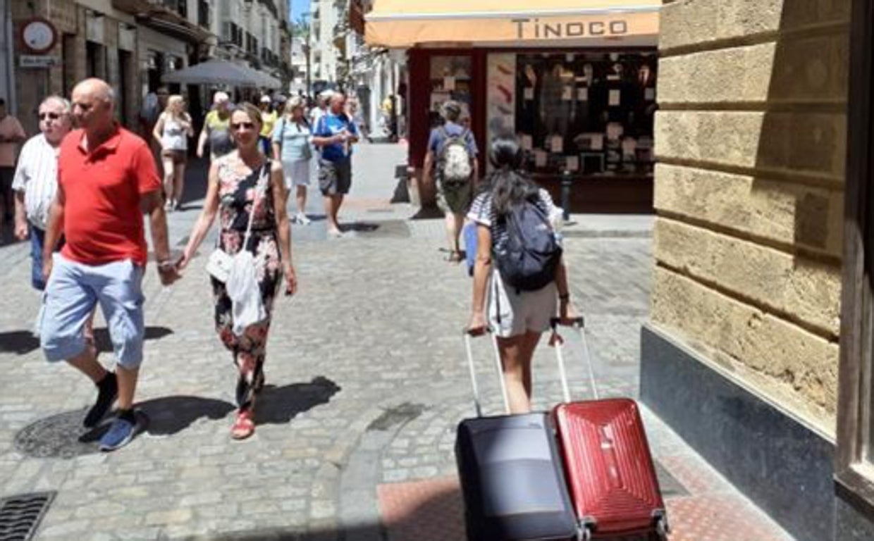 Una turista pasea por las calles de Cádiz capital.