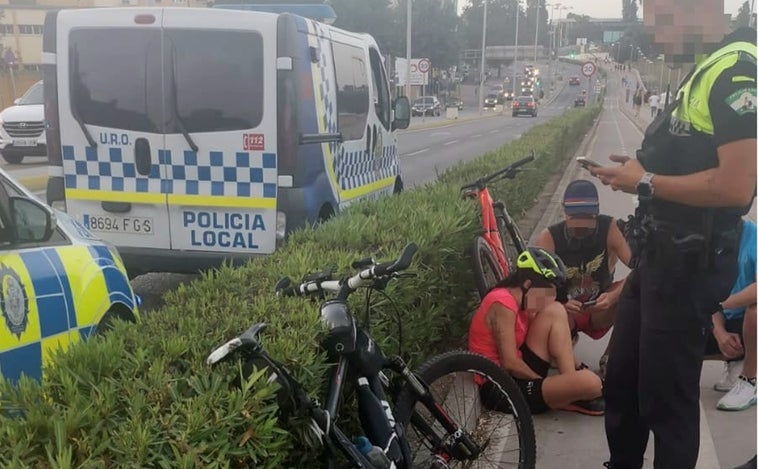 Investigan un choque entre una bicicleta y un patinete en un carril-bici, que dejó a ambas conductoras heridas de gravedad