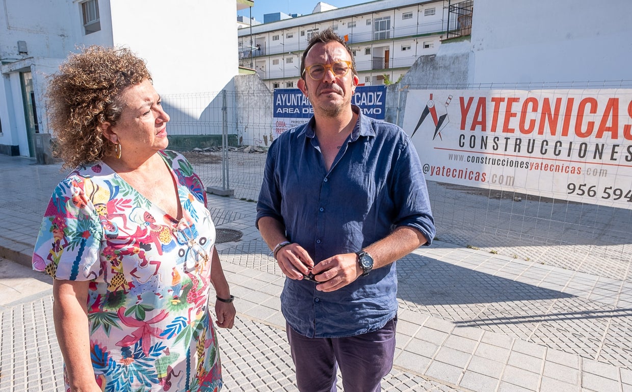 Eva Tubío, junto al alcalde de la ciudad.