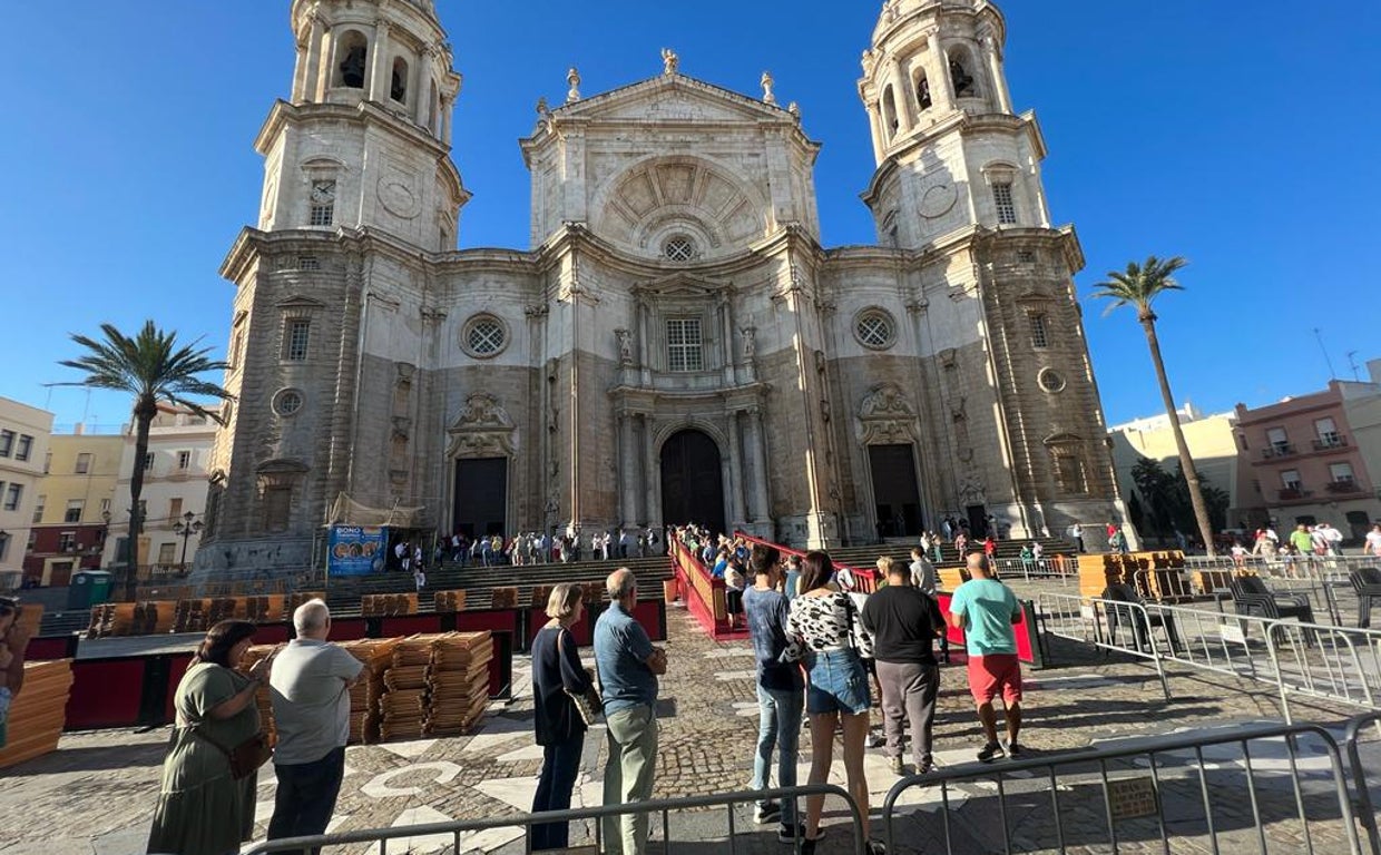 Colas en la plaza de la Catedral para ver la exposición.