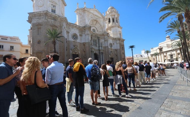 Fotos: Gran ambiente en la Catedral previo a las procesiones de la Magna 2022