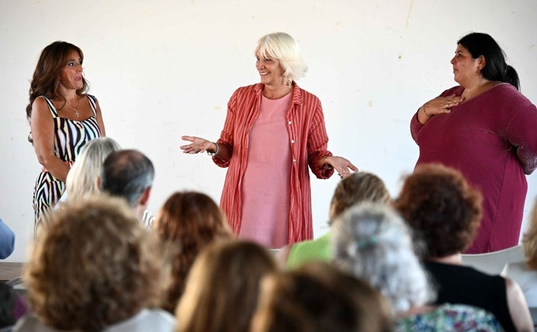 Asociaciones y entidades de Cádiz rinden homenaje a Teófila Martínez