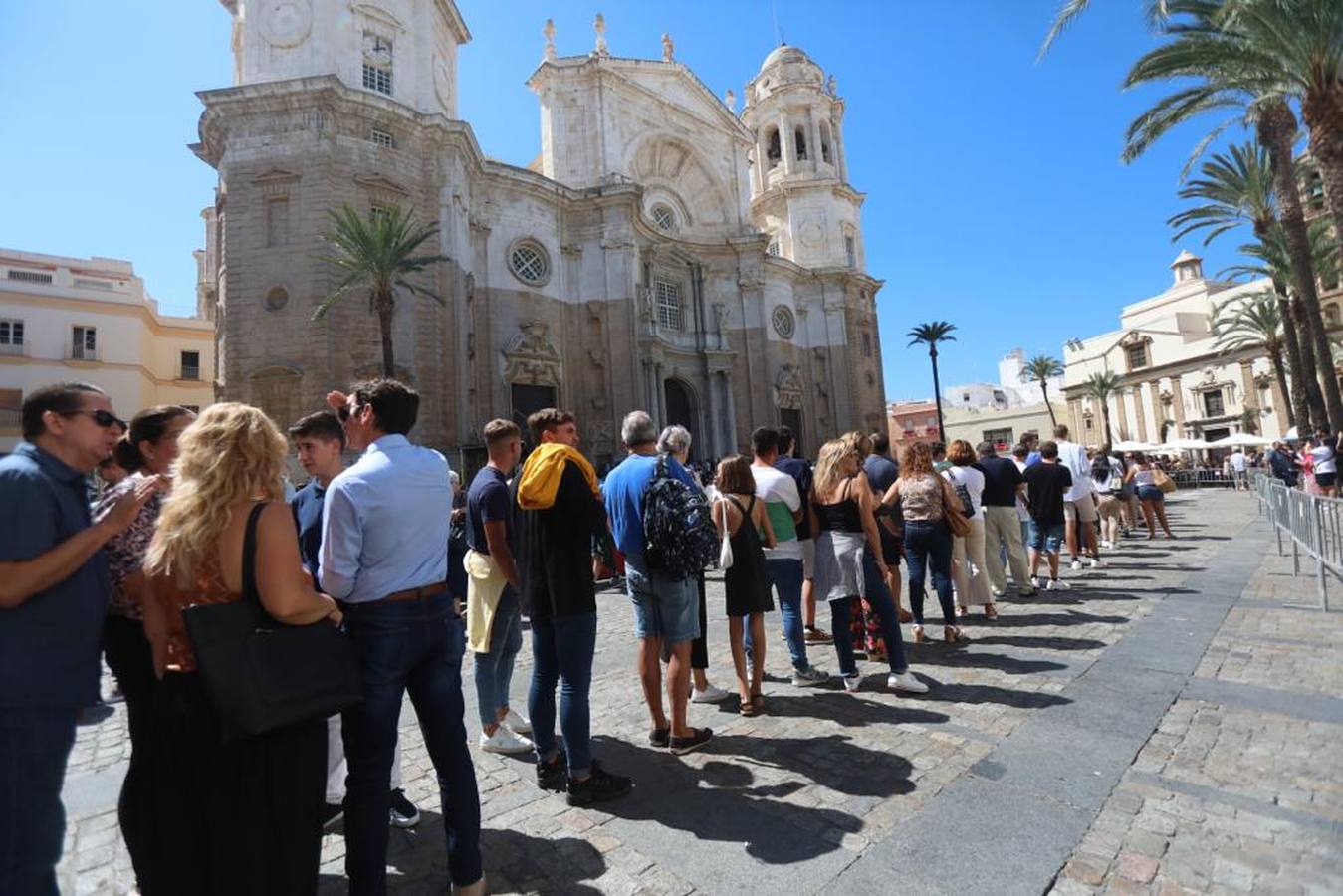 Fotos: Gran ambiente en la Catedral previo a las procesiones de la Magna 2022