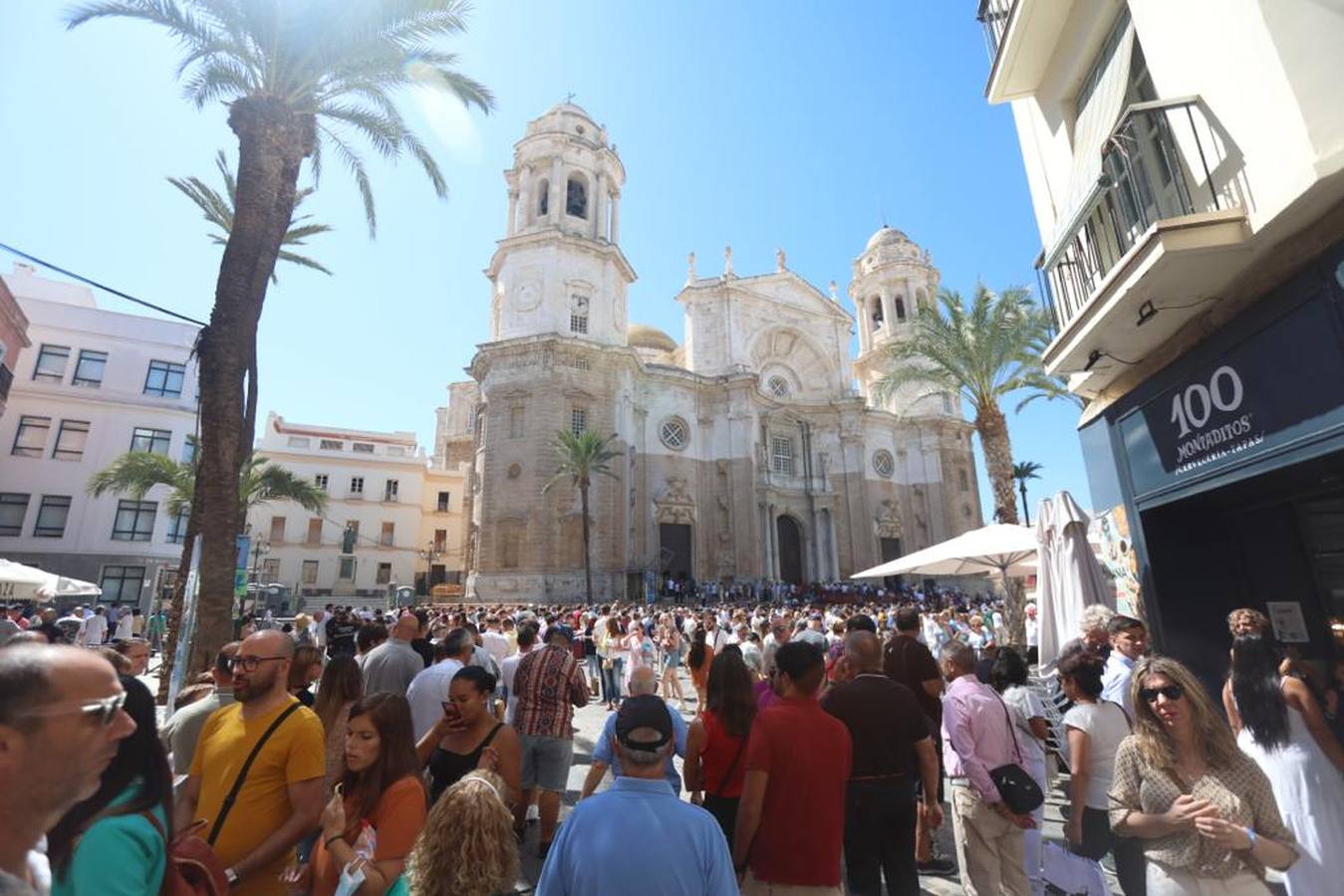 Fotos: Gran ambiente en la Catedral previo a las procesiones de la Magna 2022