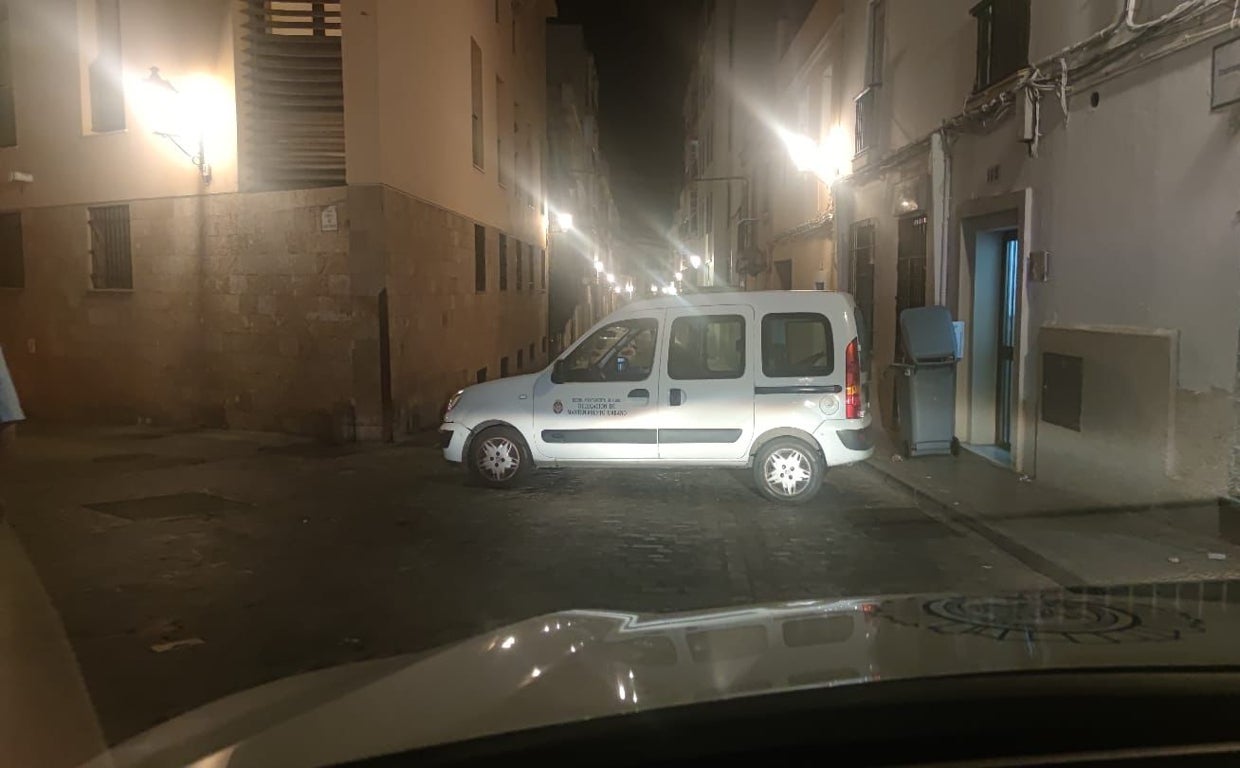 Vehículo de Mantenimiento Urbano impidiendo el paso entre la calle Sagasta y Capuchinos.