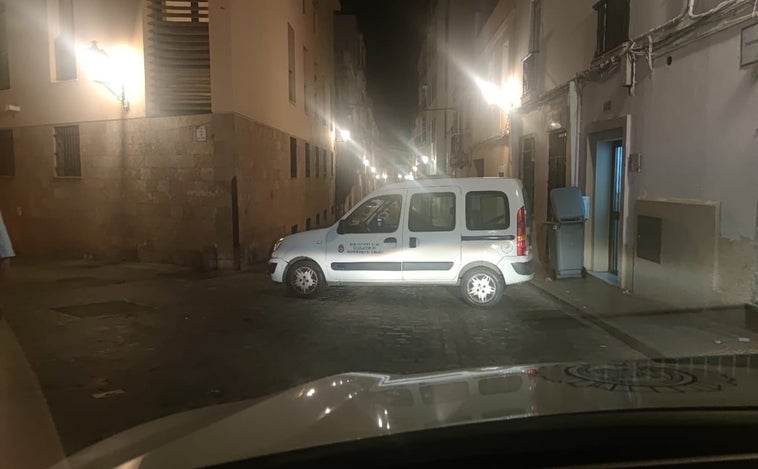 Vehículos y personal de Mantenimiento Urbano de Cádiz «haciendo las funciones de la Policía Local» en la Magna