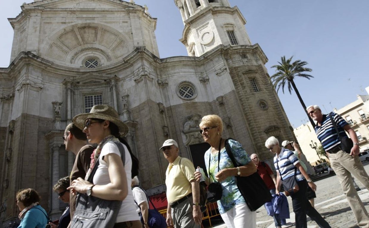 Un grupo de turistas por la Plaza de la Catedral de Cádiz.