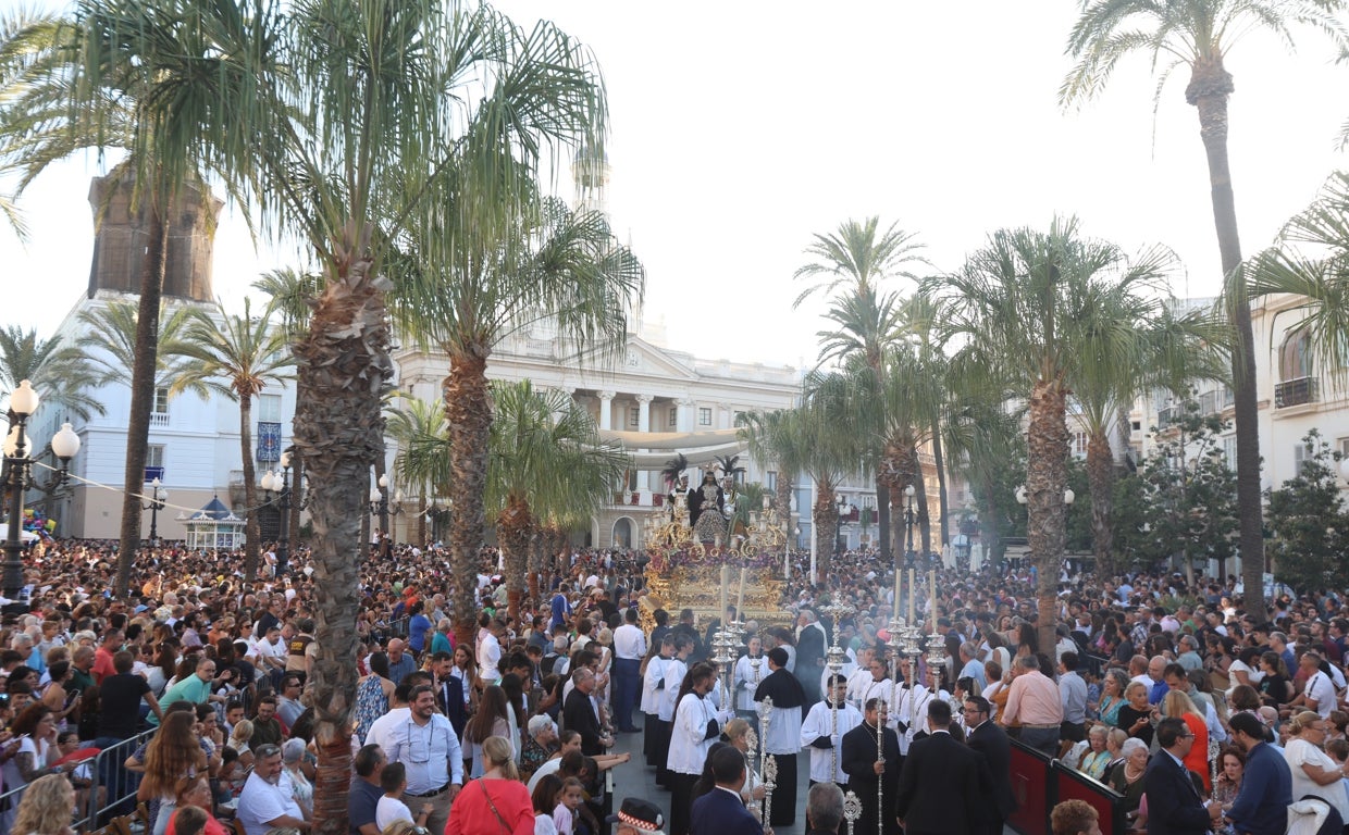 La Magna y la Sail GP llenan los hoteles, los bares y las calles de Cádiz