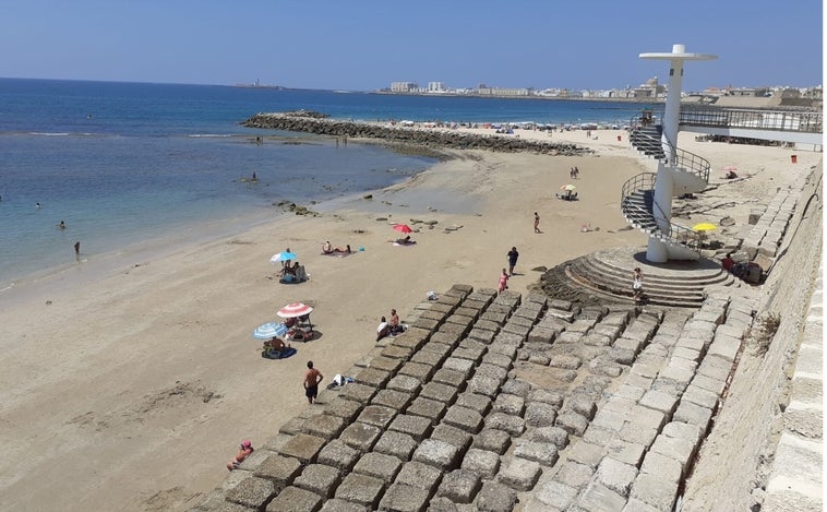 Parte del colector de la playa de Santa María del Mar queda al descubierto tras el deterioro de la muralla