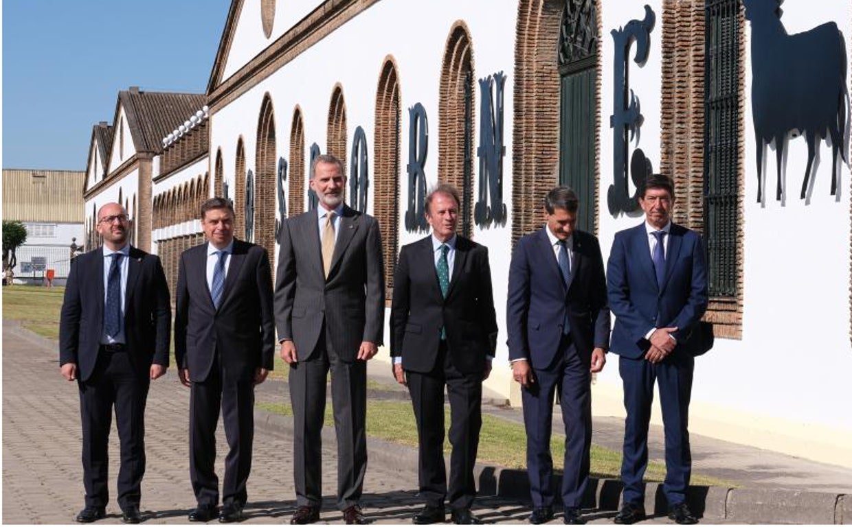 El ey Felipe VI, en su visita a las bodegas Osborne.