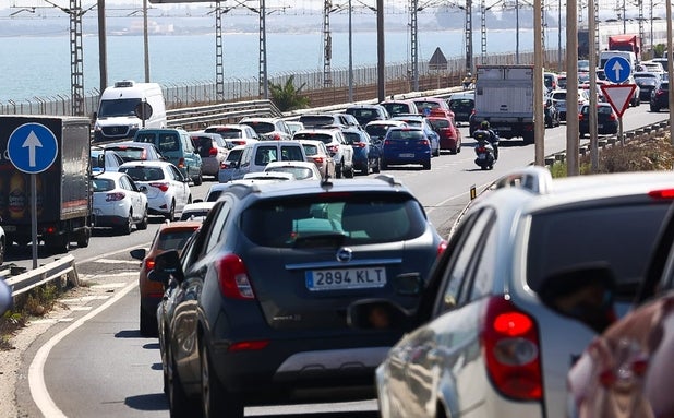 Accidente de tráfico: Grandes retenciones en la Bahía al volcar un camión en la carretera entre Cádiz y San Fernando