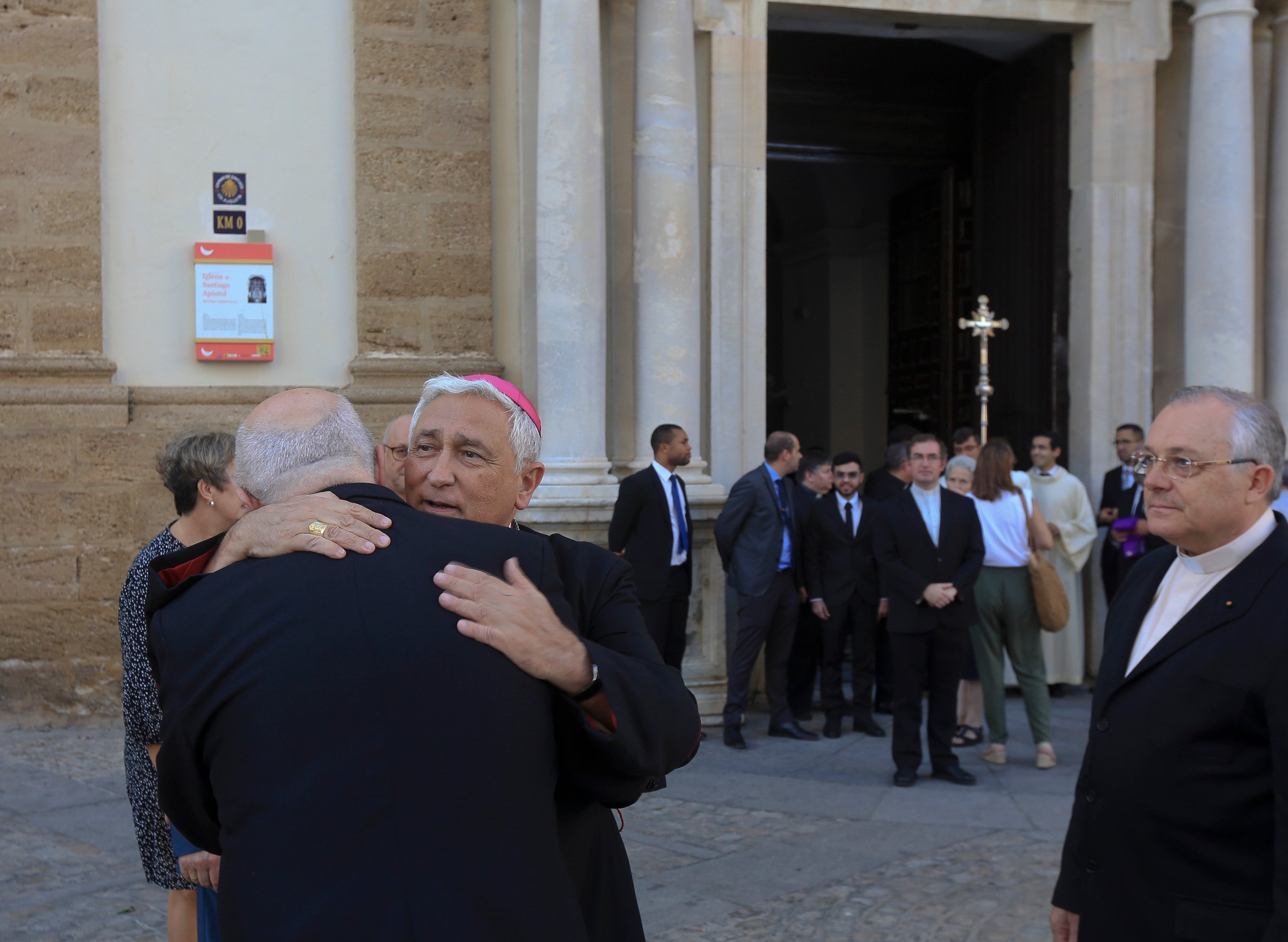 Las imágenes de la capilla ardiente del obispo emérito Antonio Ceballos