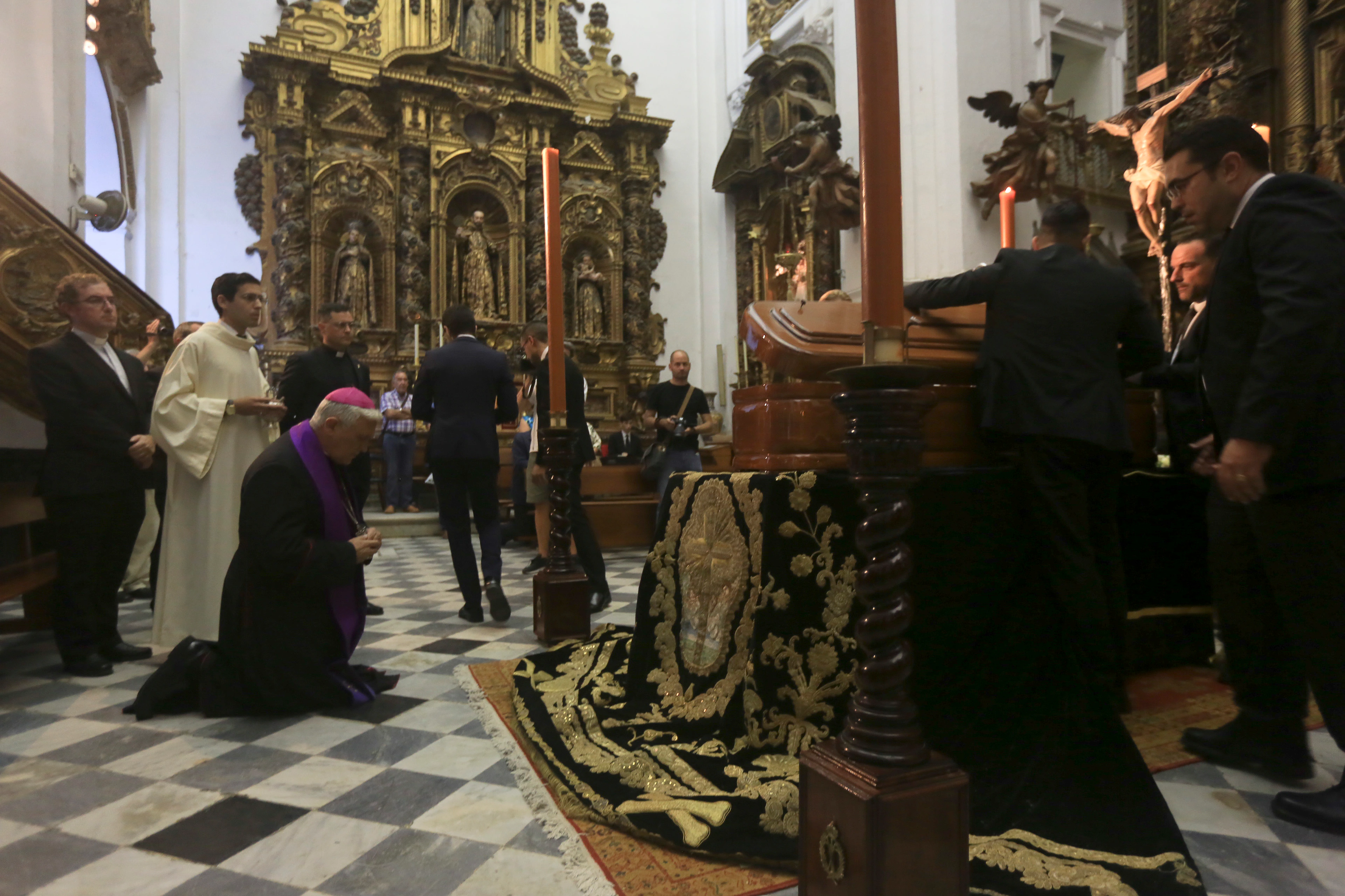 Las imágenes de la capilla ardiente del obispo emérito Antonio Ceballos