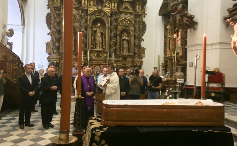 Las imágenes de la capilla ardiente del obispo emérito Antonio Ceballos