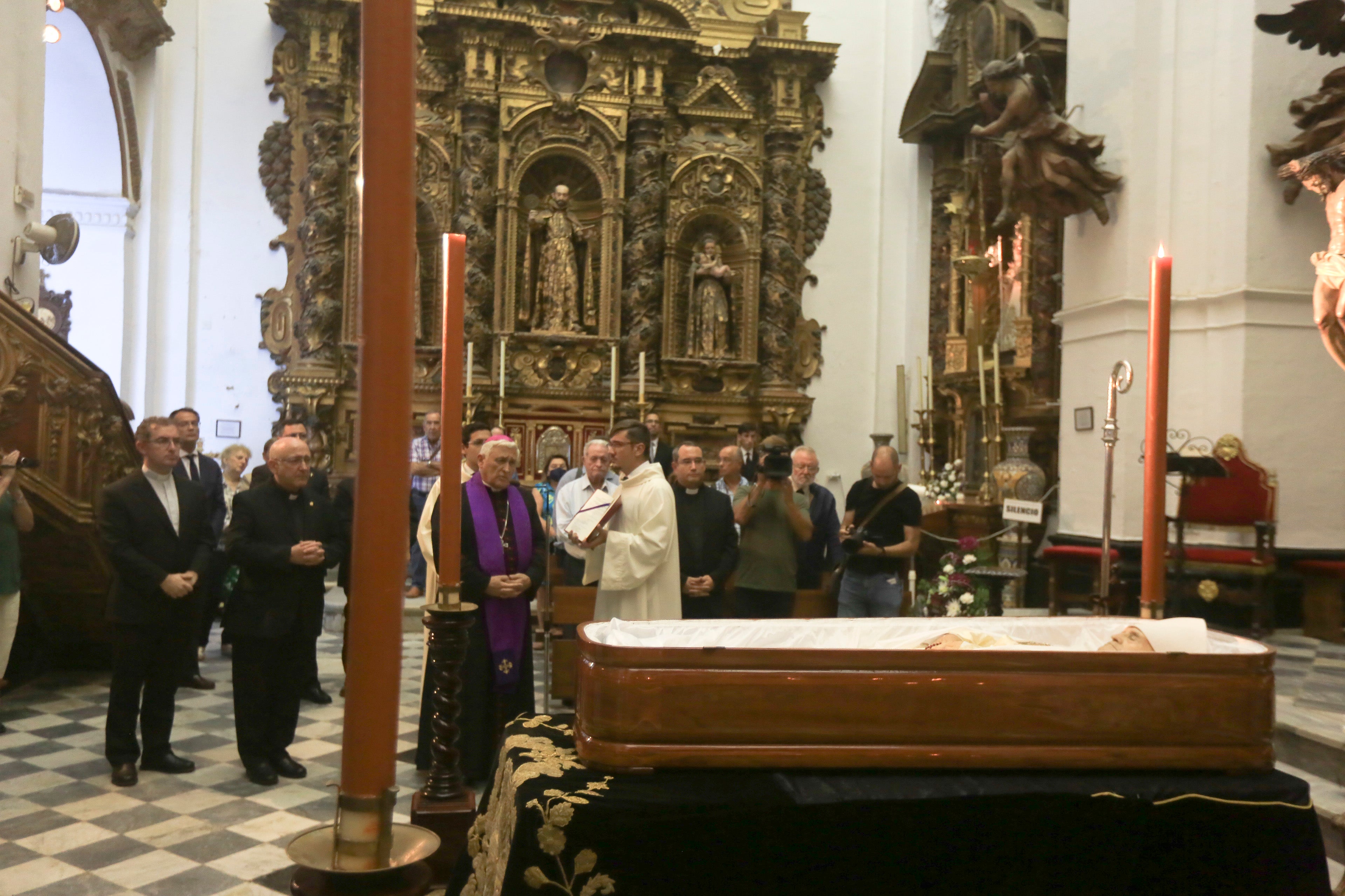 Las imágenes de la capilla ardiente del obispo emérito Antonio Ceballos