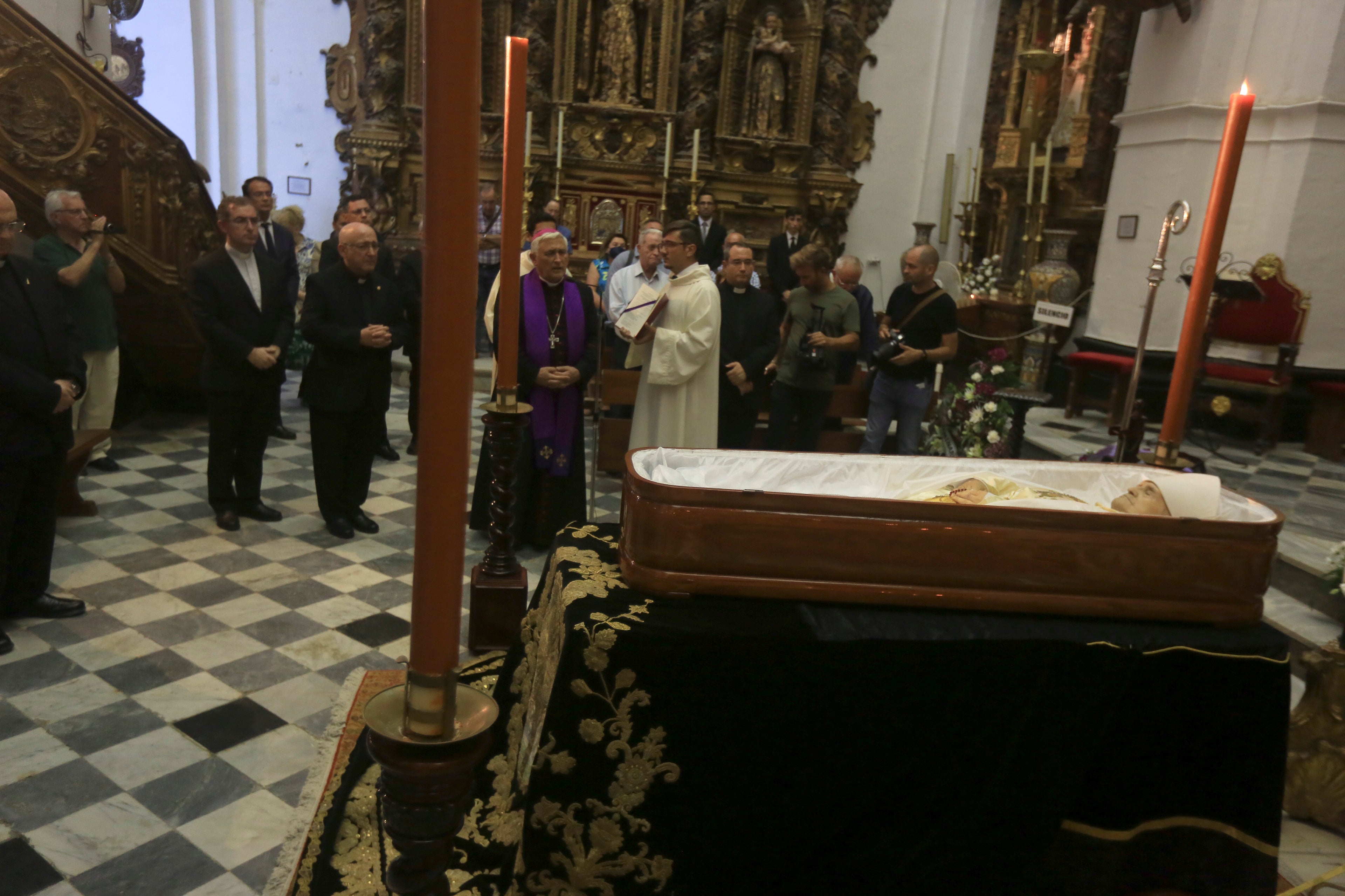 Las imágenes de la capilla ardiente del obispo emérito Antonio Ceballos