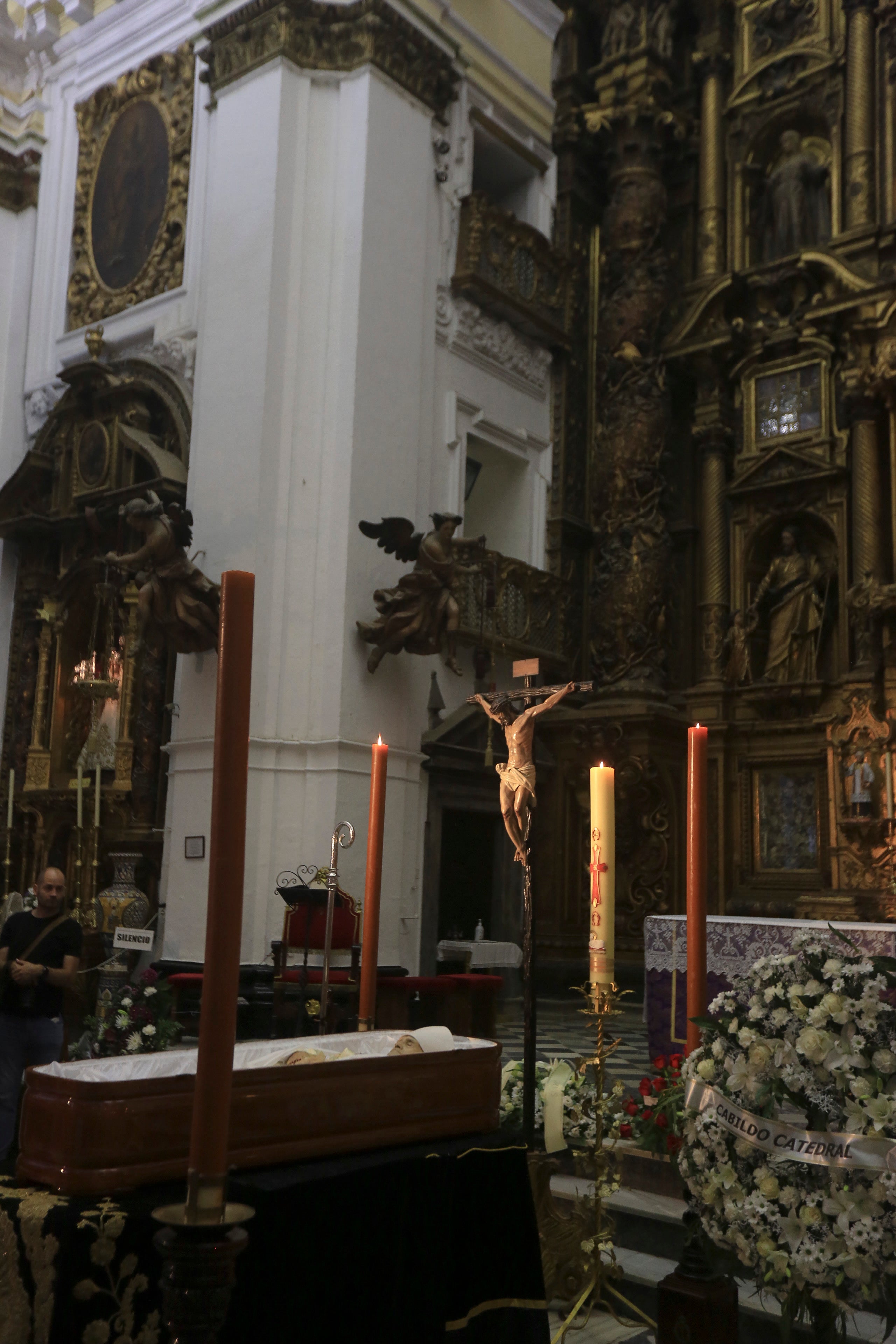 Las imágenes de la capilla ardiente del obispo emérito Antonio Ceballos