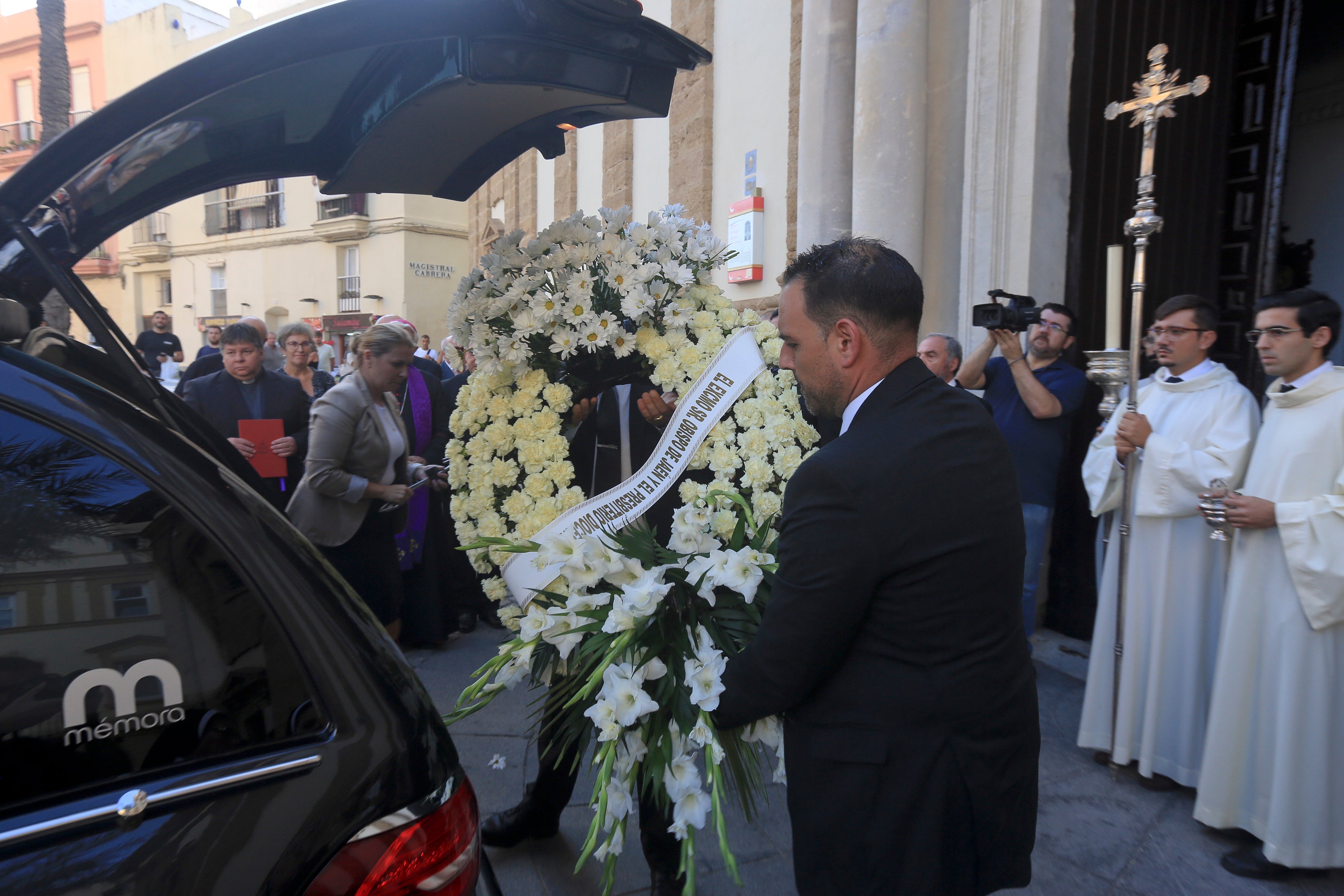 Las imágenes de la capilla ardiente del obispo emérito Antonio Ceballos