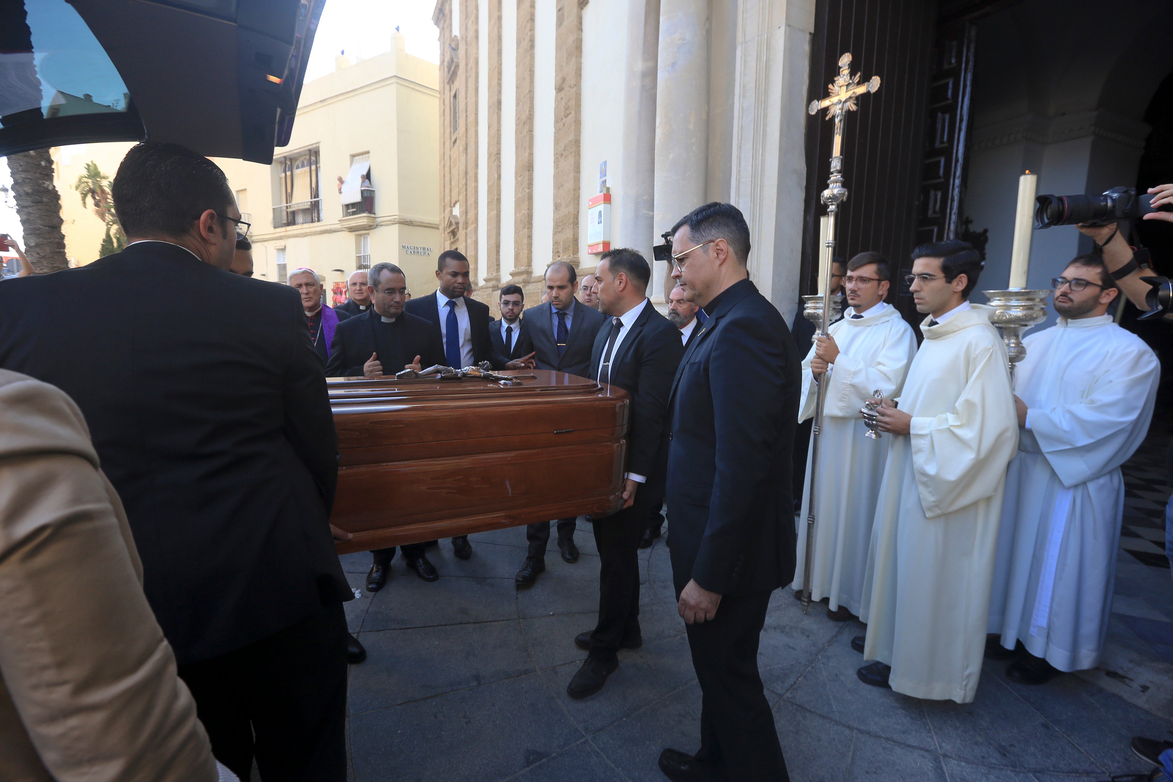 Las imágenes de la capilla ardiente del obispo emérito Antonio Ceballos