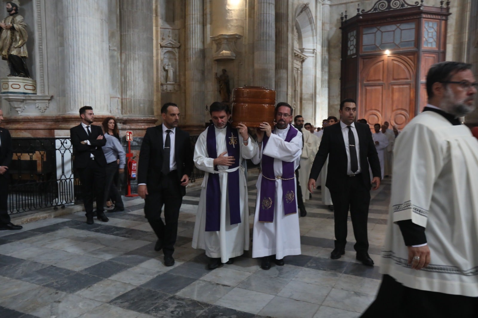 El obispo Ceballos ya descansa en la Catedral de Cádiz