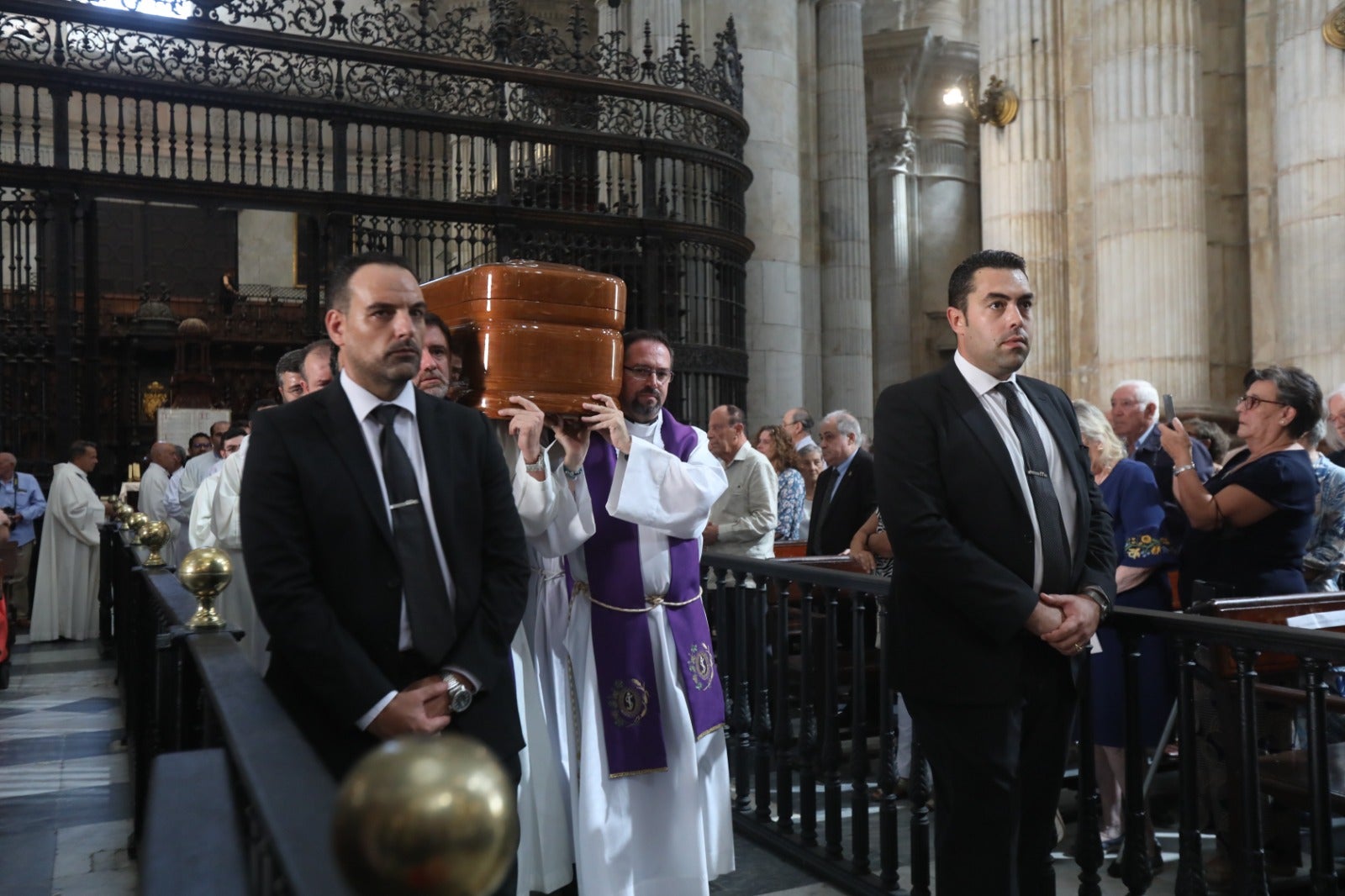 El obispo Ceballos ya descansa en la Catedral de Cádiz