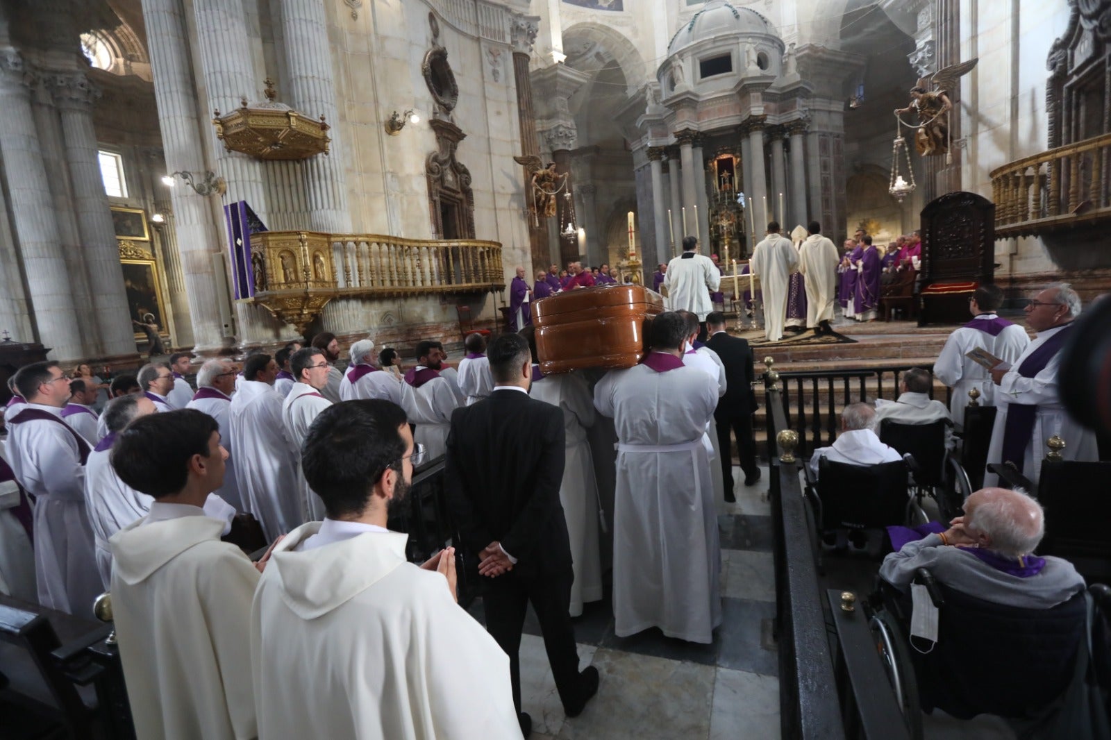 El obispo Ceballos ya descansa en la Catedral de Cádiz