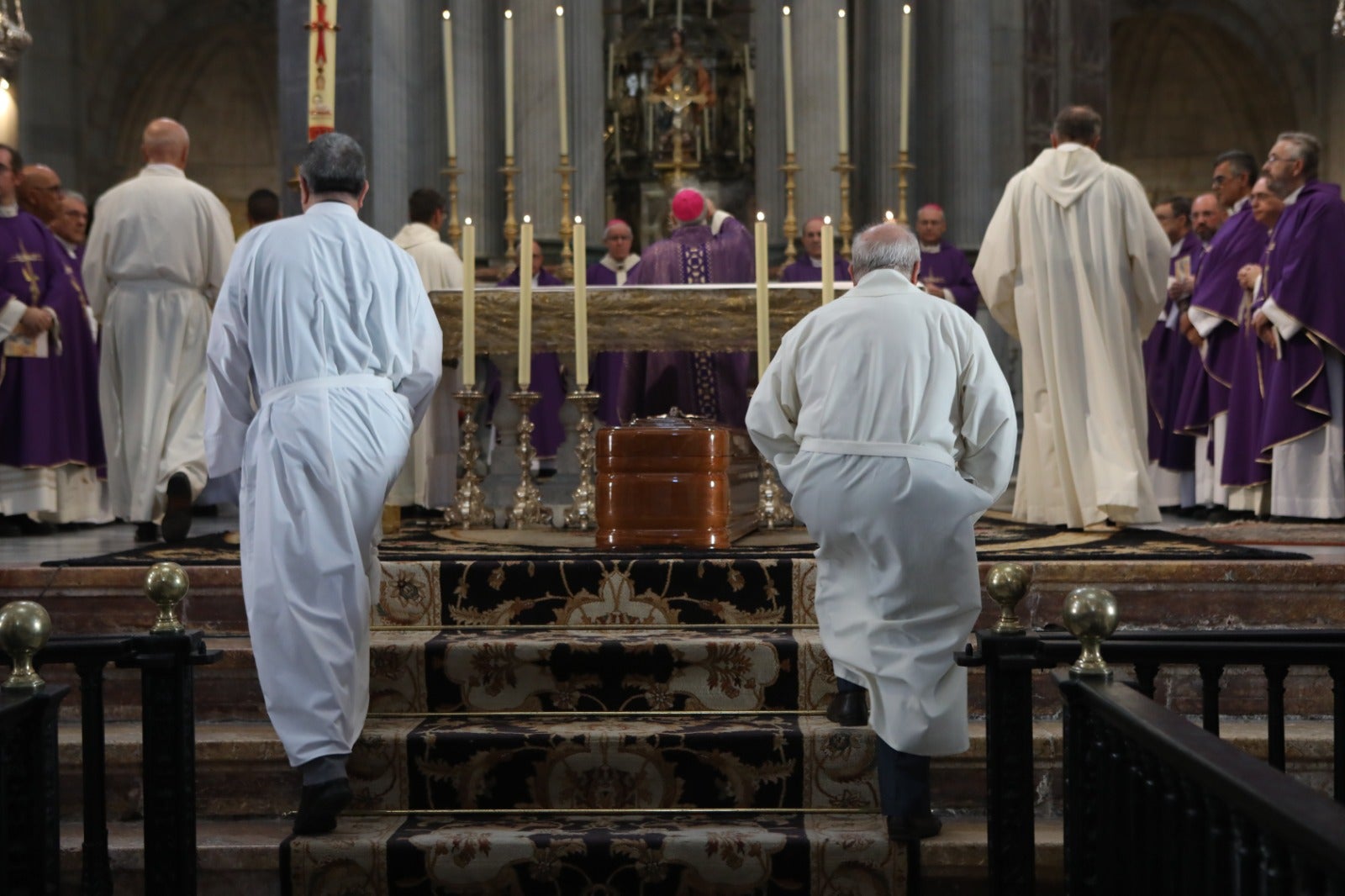 El obispo Ceballos ya descansa en la Catedral de Cádiz