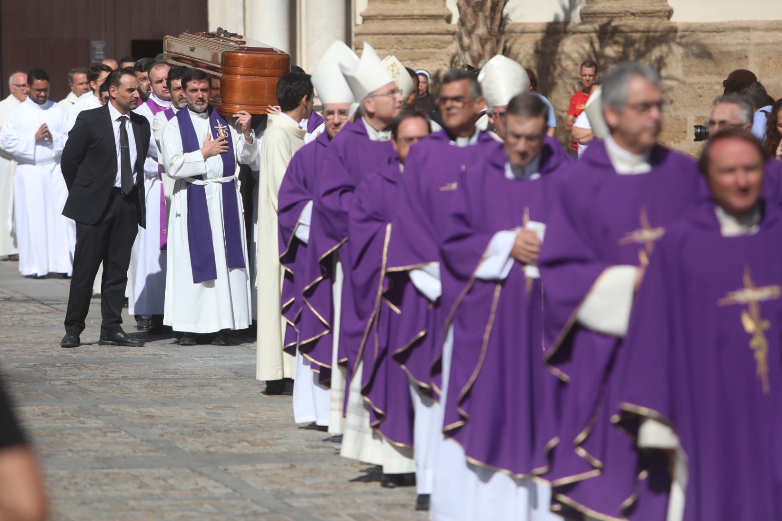 El obispo Ceballos ya descansa en la Catedral de Cádiz