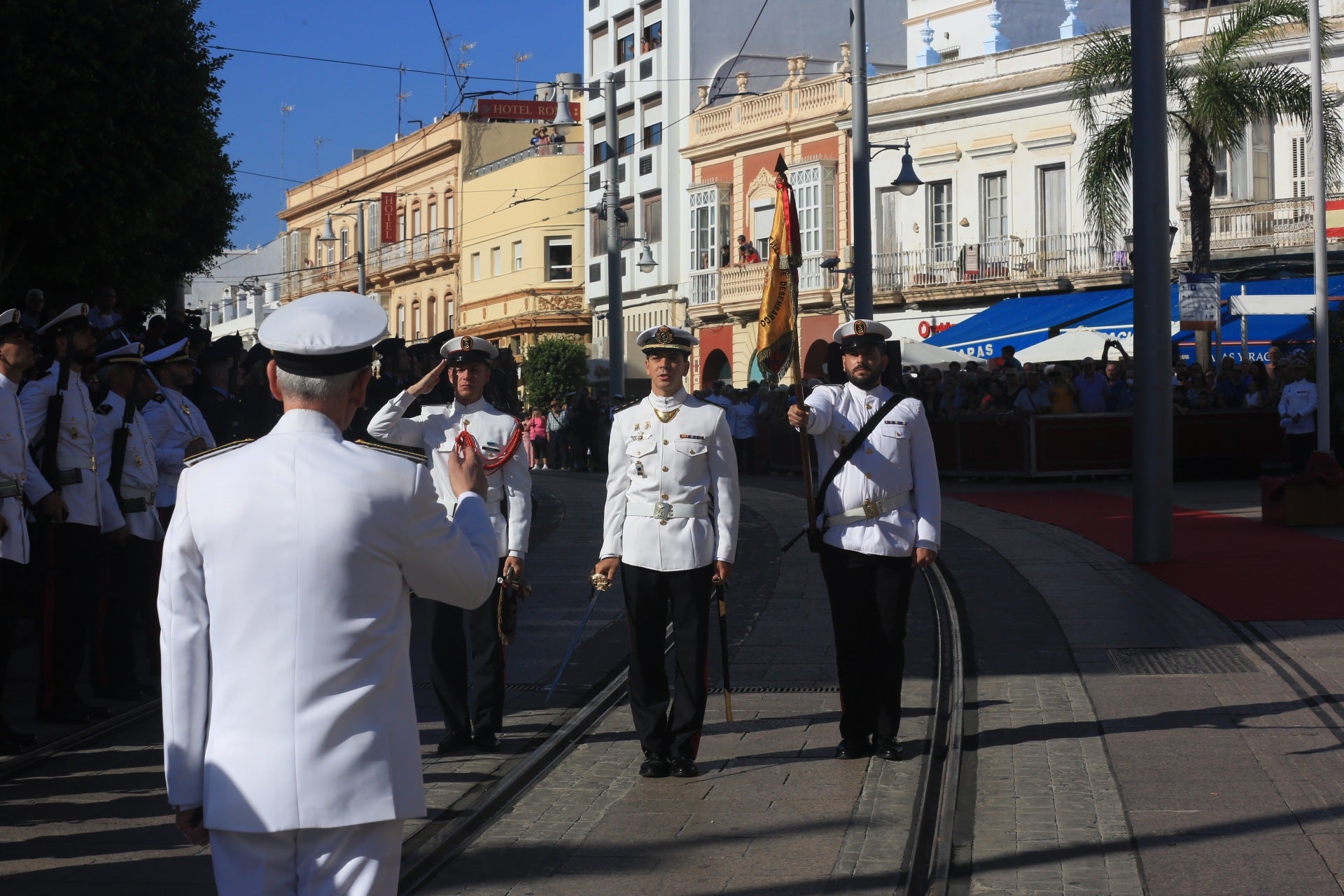 En imágenes: San Fernando sale a la calle para homenajear a las Fuerzas Armadas