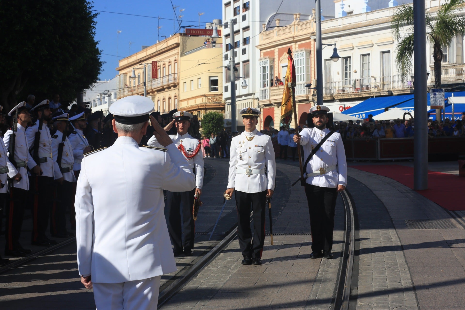 En imágenes: San Fernando sale a la calle para homenajear a las Fuerzas Armadas