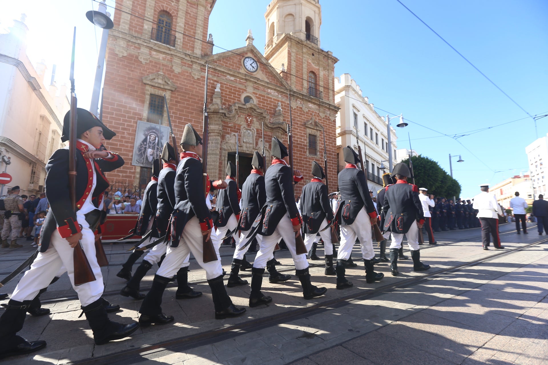 En imágenes: San Fernando sale a la calle para homenajear a las Fuerzas Armadas