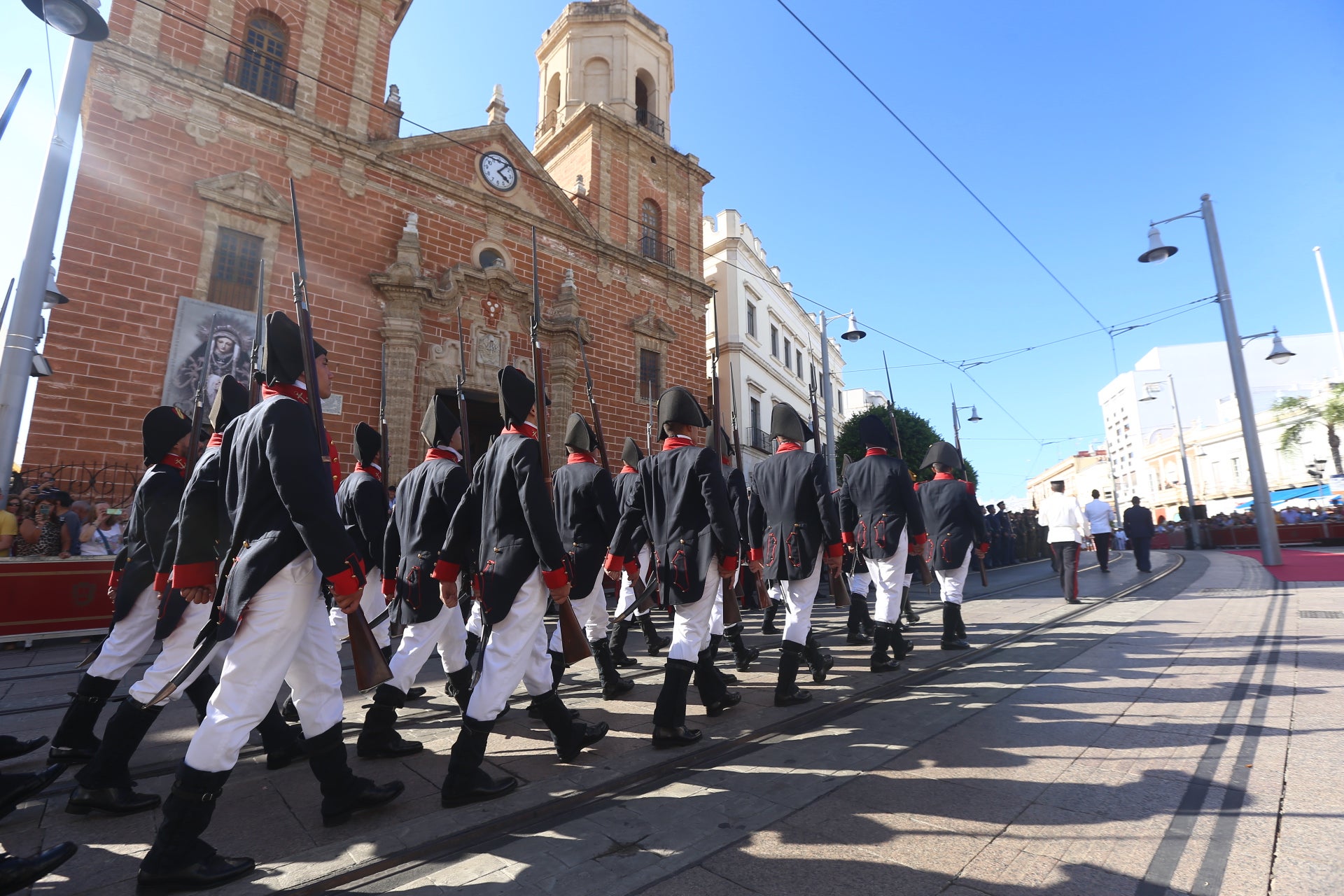 En imágenes: San Fernando sale a la calle para homenajear a las Fuerzas Armadas