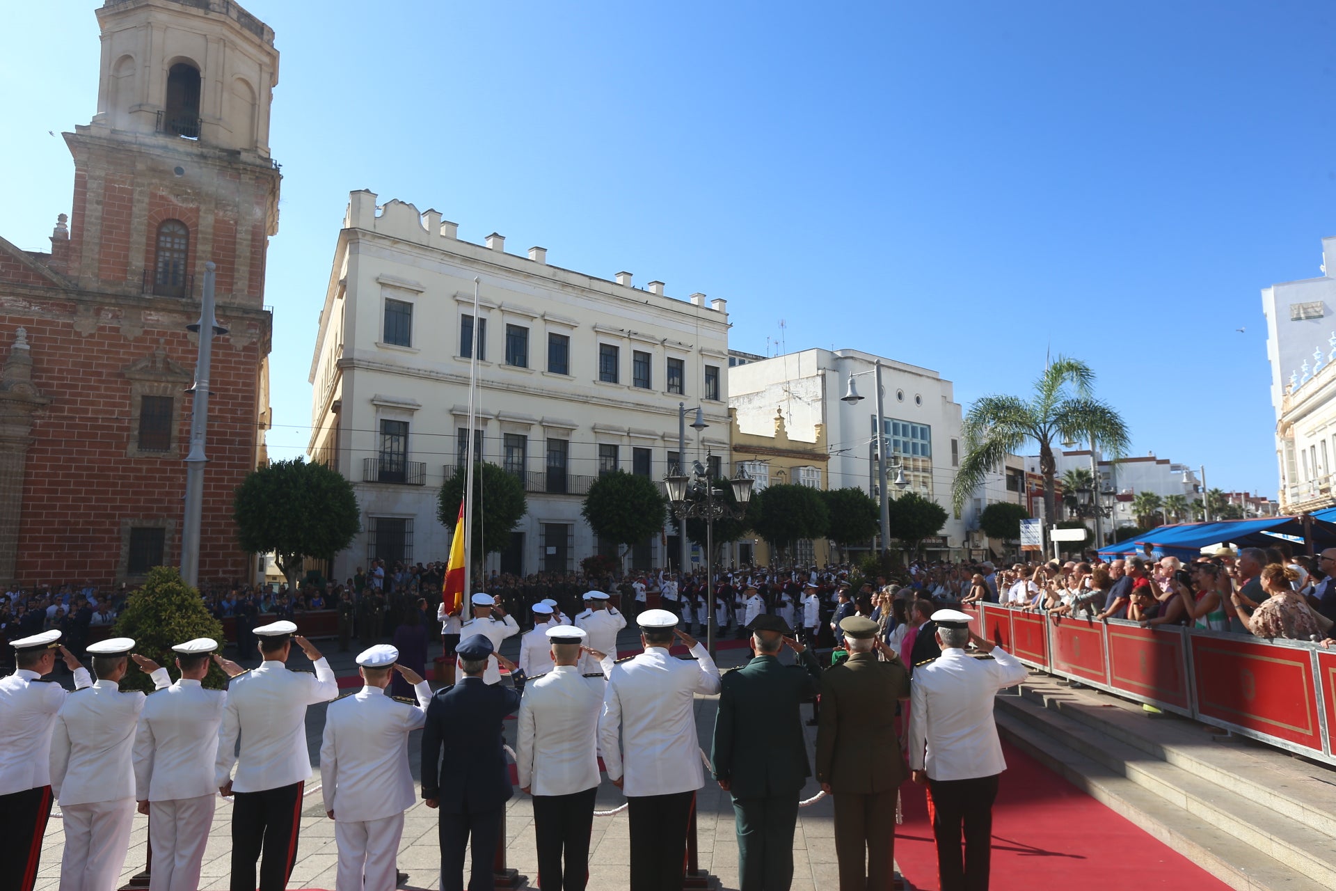 En imágenes: San Fernando sale a la calle para homenajear a las Fuerzas Armadas