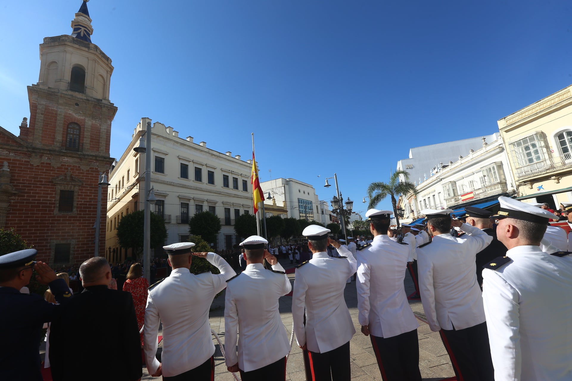 En imágenes: San Fernando sale a la calle para homenajear a las Fuerzas Armadas