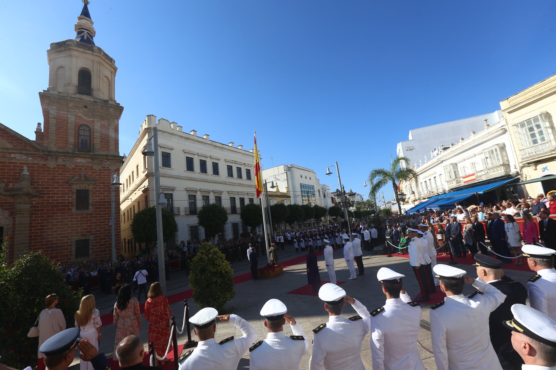 En imágenes: San Fernando sale a la calle para homenajear a las Fuerzas Armadas