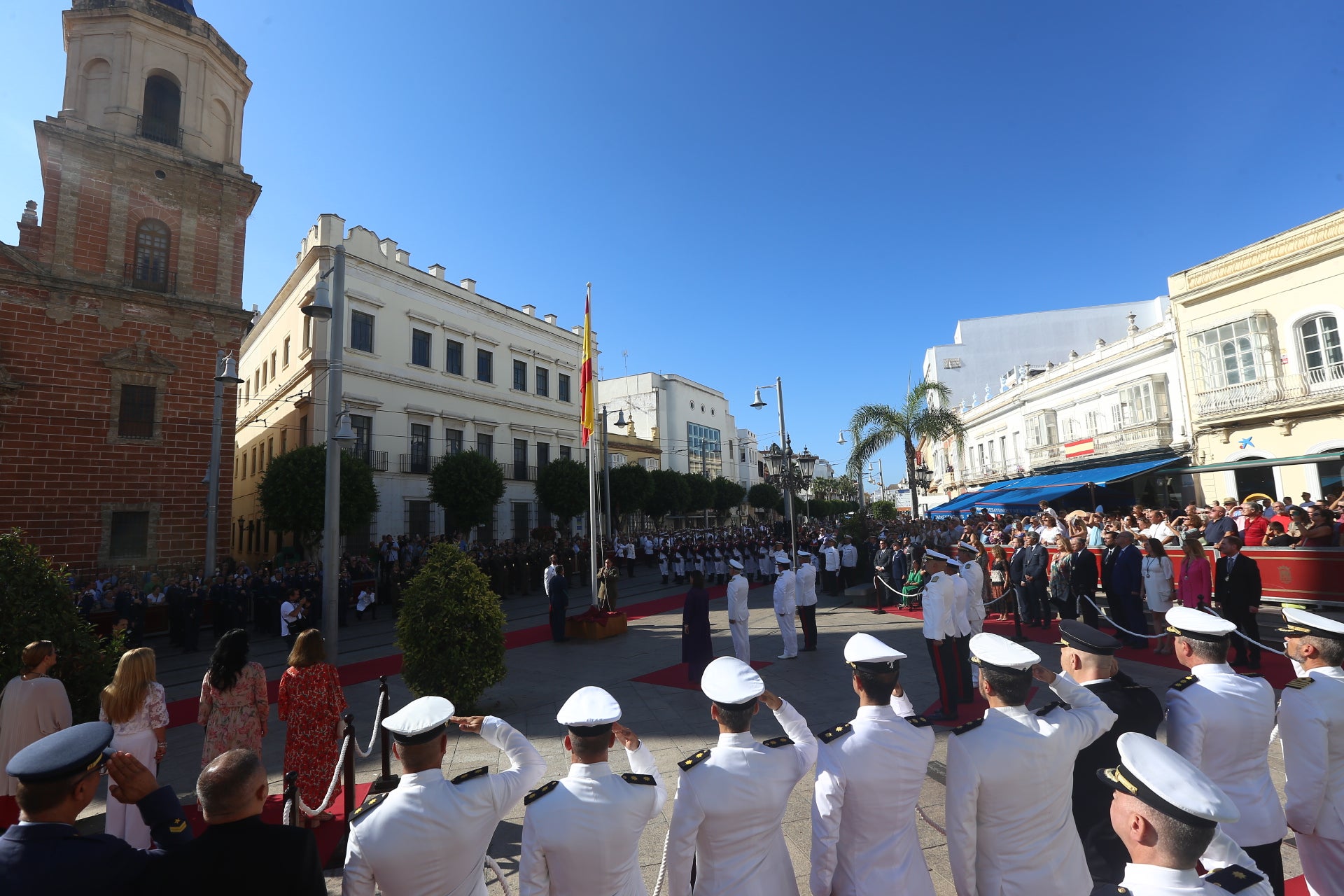 En imágenes: San Fernando sale a la calle para homenajear a las Fuerzas Armadas