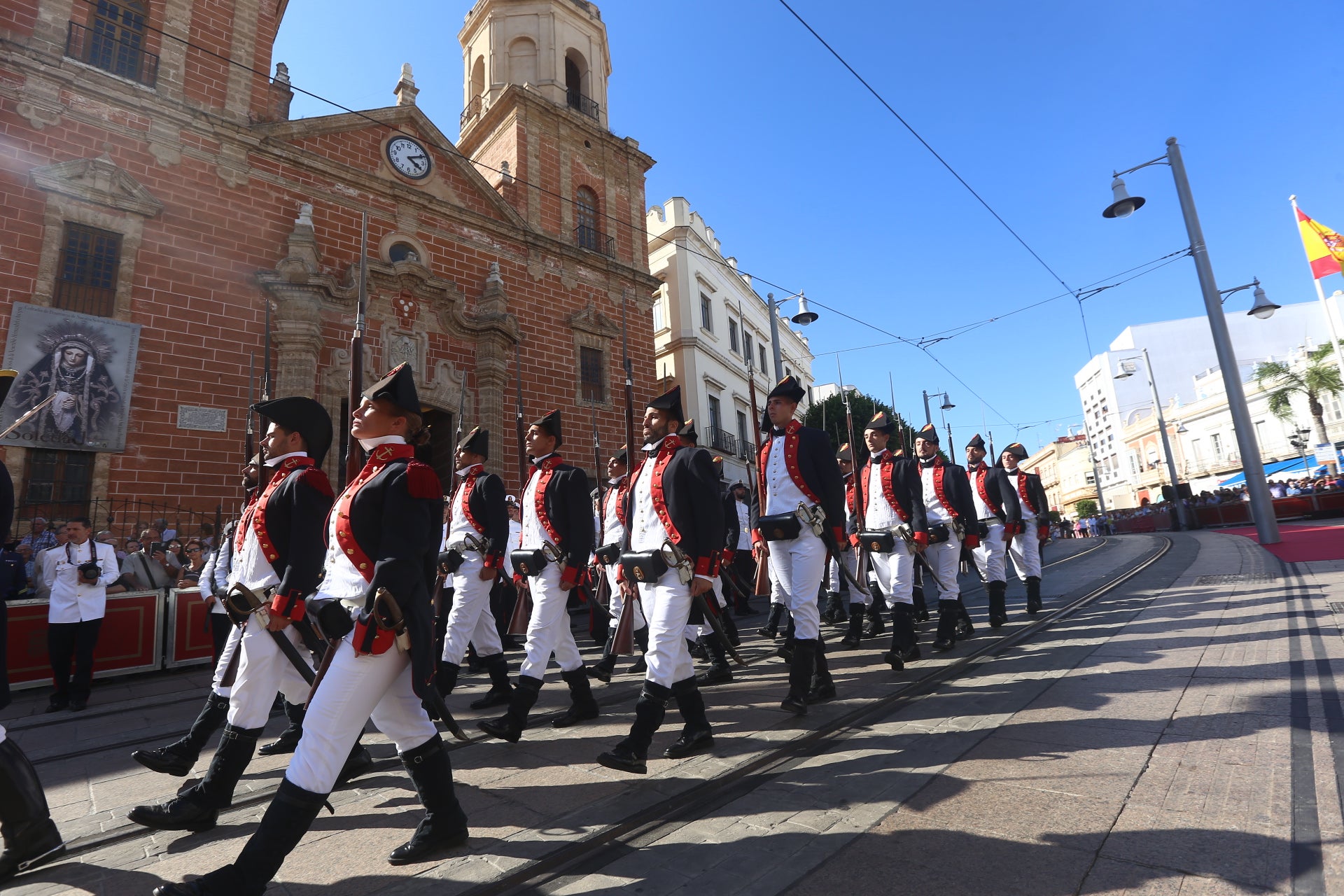 En imágenes: San Fernando sale a la calle para homenajear a las Fuerzas Armadas