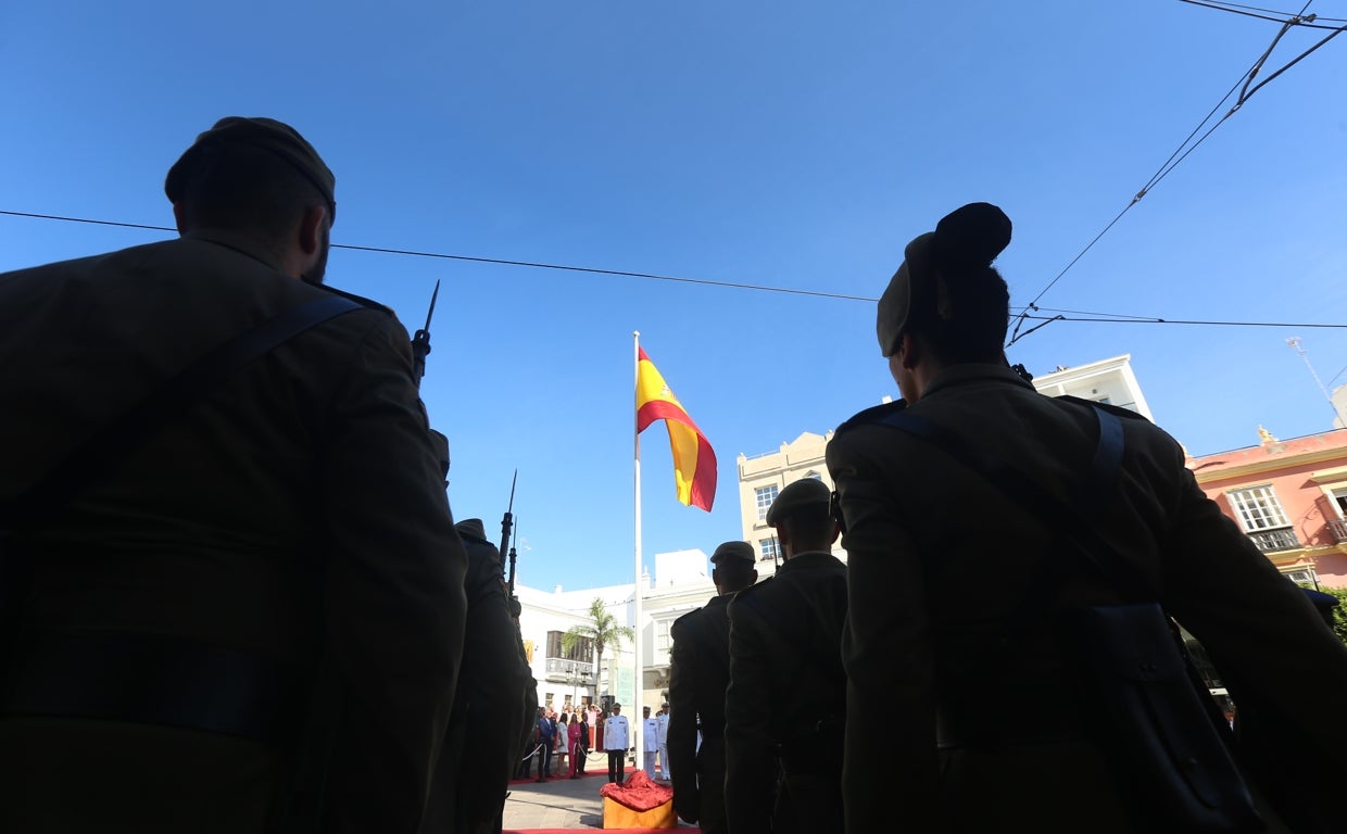 Militares y civiles se han unido en la celebración.