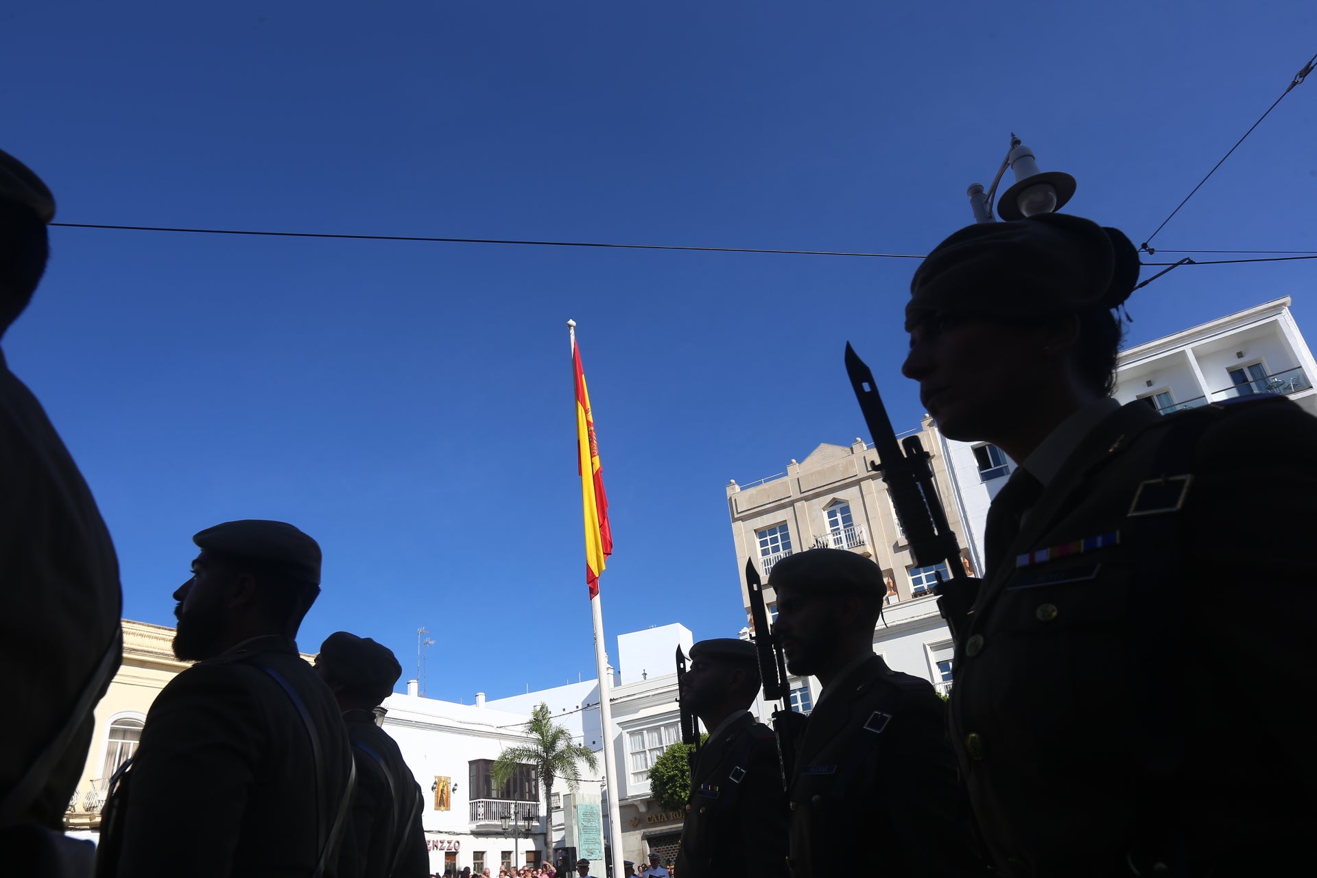 En imágenes: San Fernando sale a la calle para homenajear a las Fuerzas Armadas