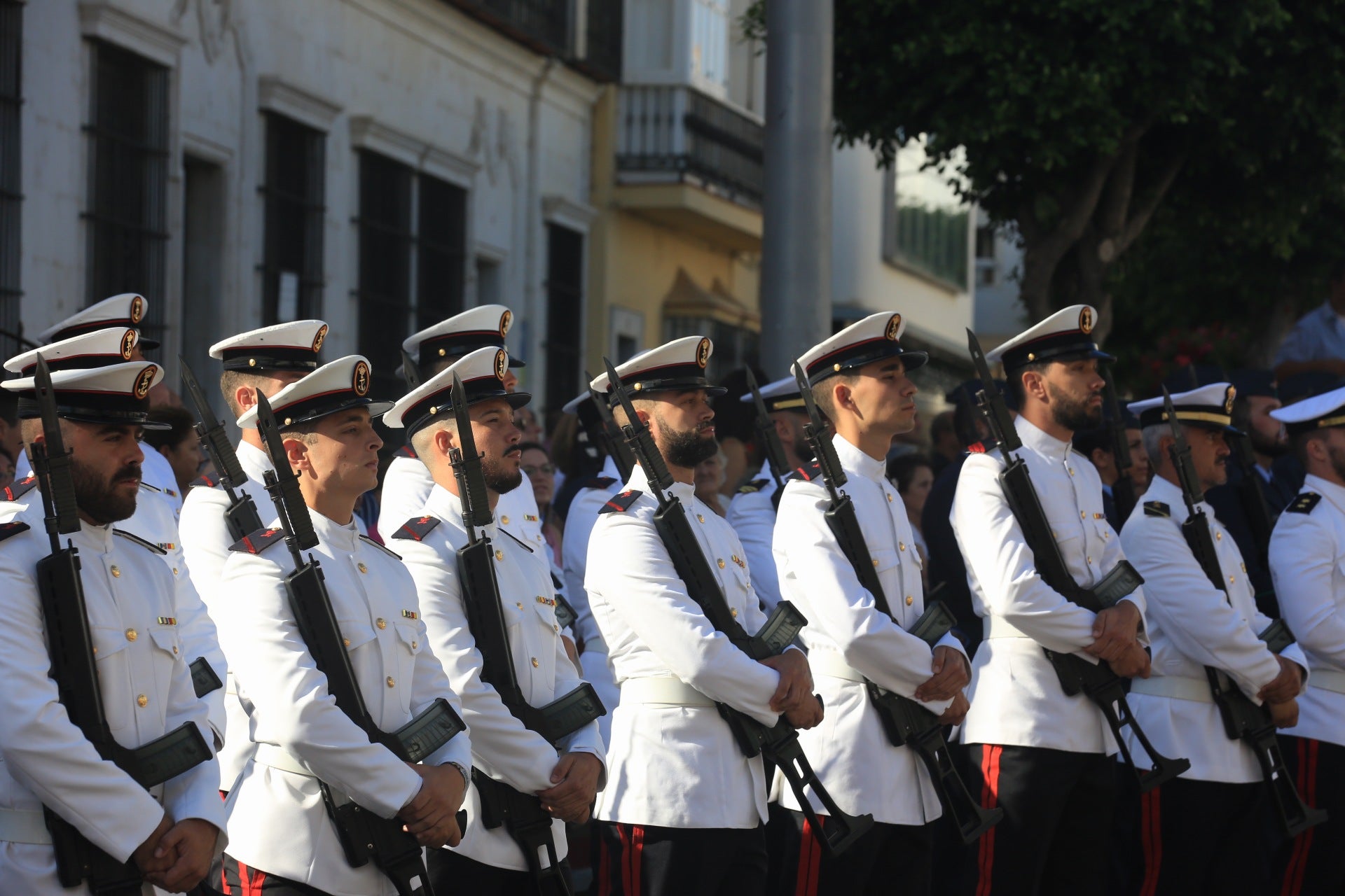 En imágenes: San Fernando sale a la calle para homenajear a las Fuerzas Armadas