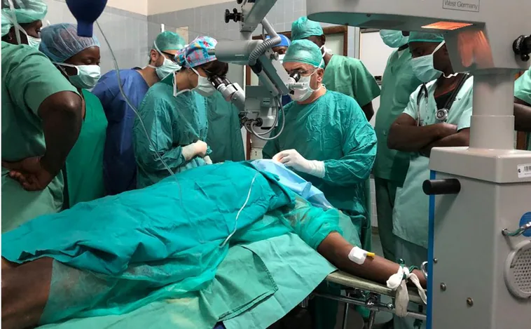 Médicos de Cádiz vuelven a llevar la esperanza a Foumban tras la pandemia