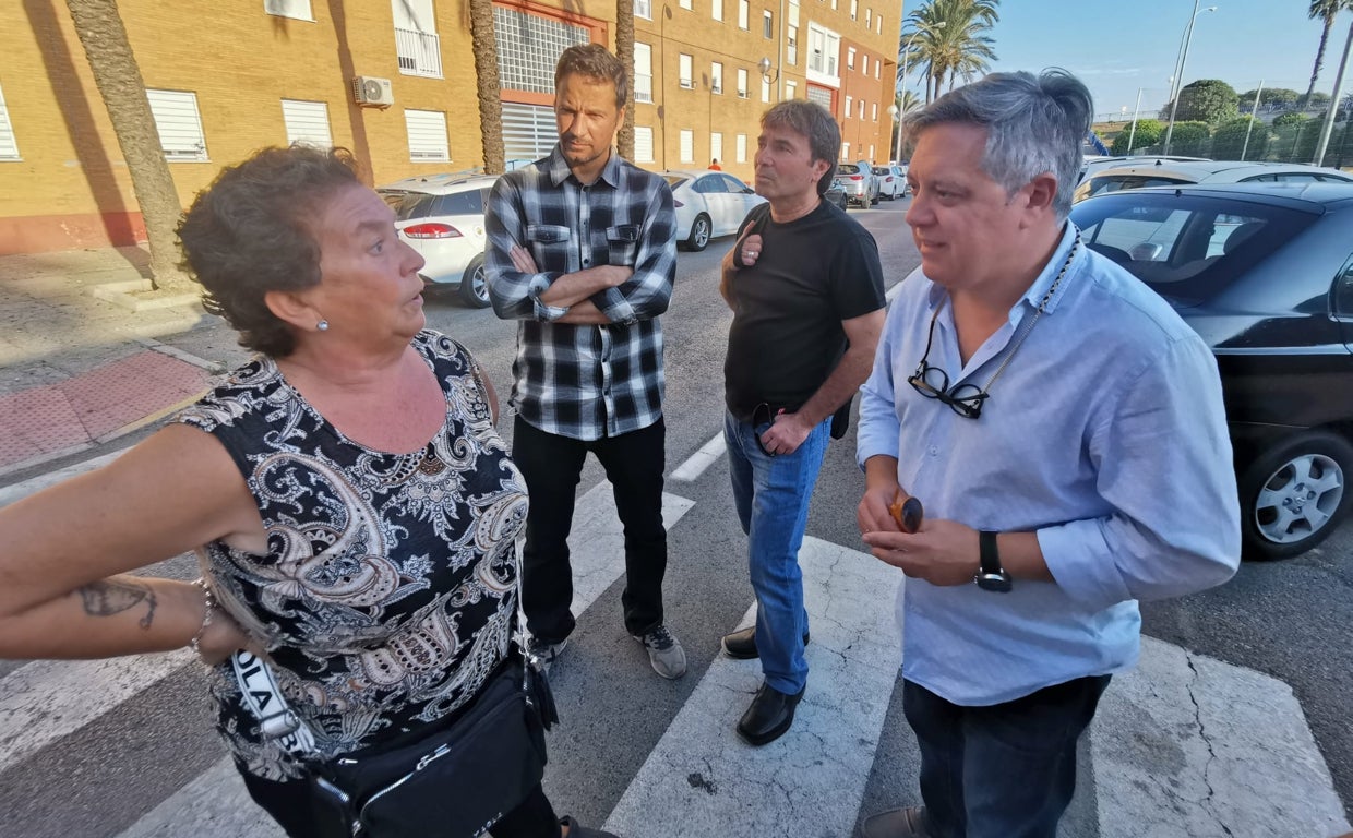 Juana Cortés, con Macías, Pando y Óscar Torres en las calles de Cortadura.