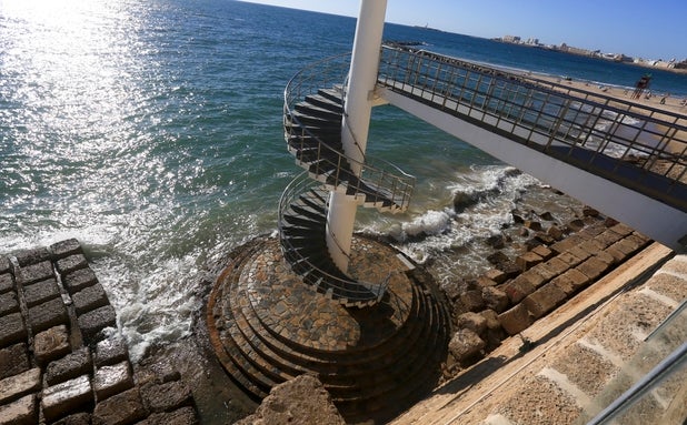 La Junta envía un requerimiento al Ayuntamiento de Cádiz para que repare el colector de Santa María del Mar