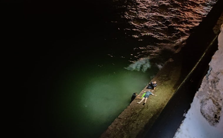 Vídeo: Rescatan de madrugada a un hombre que cayó al agua desde la Alameda en Cádiz